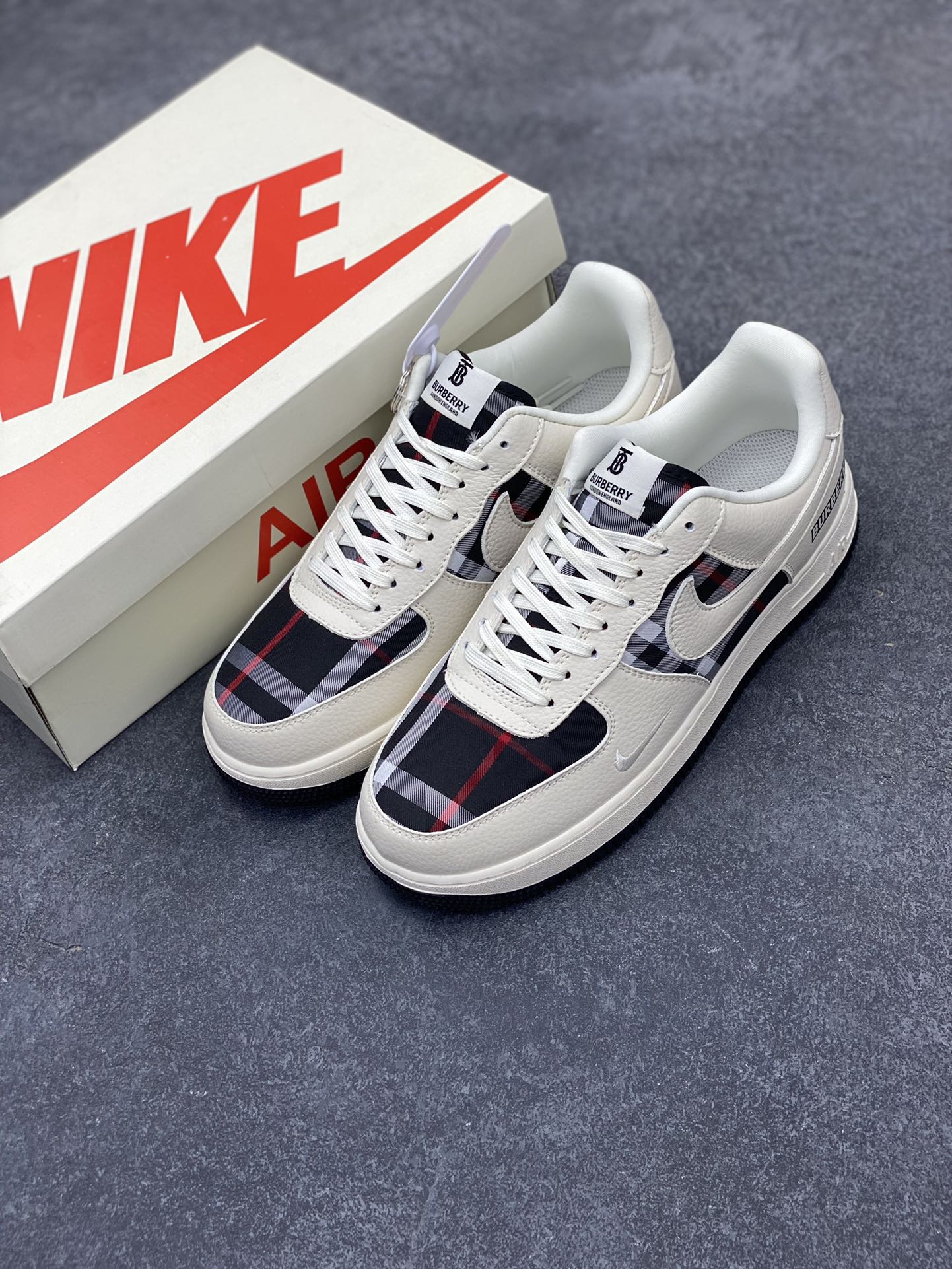 图片[8]-NIke Air Force 1 \’07 Low “巴宝莉联名–米白黑格”空军一号 低帮 运动鞋 休闲鞋 折边针车 工艺难度大 原楦头原纸板 原装鞋盒 定制五金配件 内置全掌气垫 原厂鞋底 货号：DF0180-005 尺码：36 36.5 37.5 38 38.5 39 40 40.5 41 42 42.5 43 44 44.5 45-选品中心