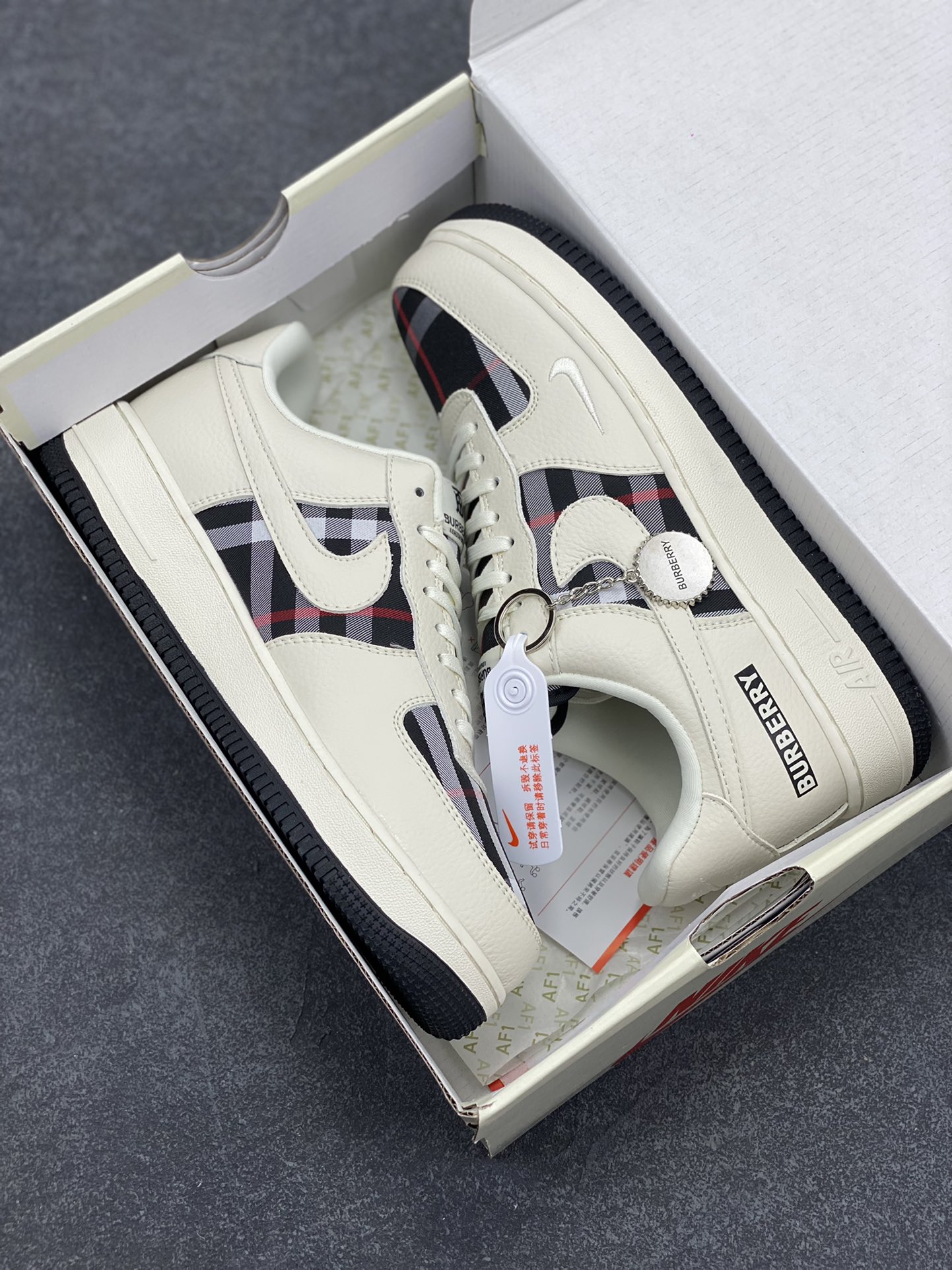 图片[9]-NIke Air Force 1 \’07 Low “巴宝莉联名–米白黑格”空军一号 低帮 运动鞋 休闲鞋 折边针车 工艺难度大 原楦头原纸板 原装鞋盒 定制五金配件 内置全掌气垫 原厂鞋底 货号：DF0180-005 尺码：36 36.5 37.5 38 38.5 39 40 40.5 41 42 42.5 43 44 44.5 45-选品中心