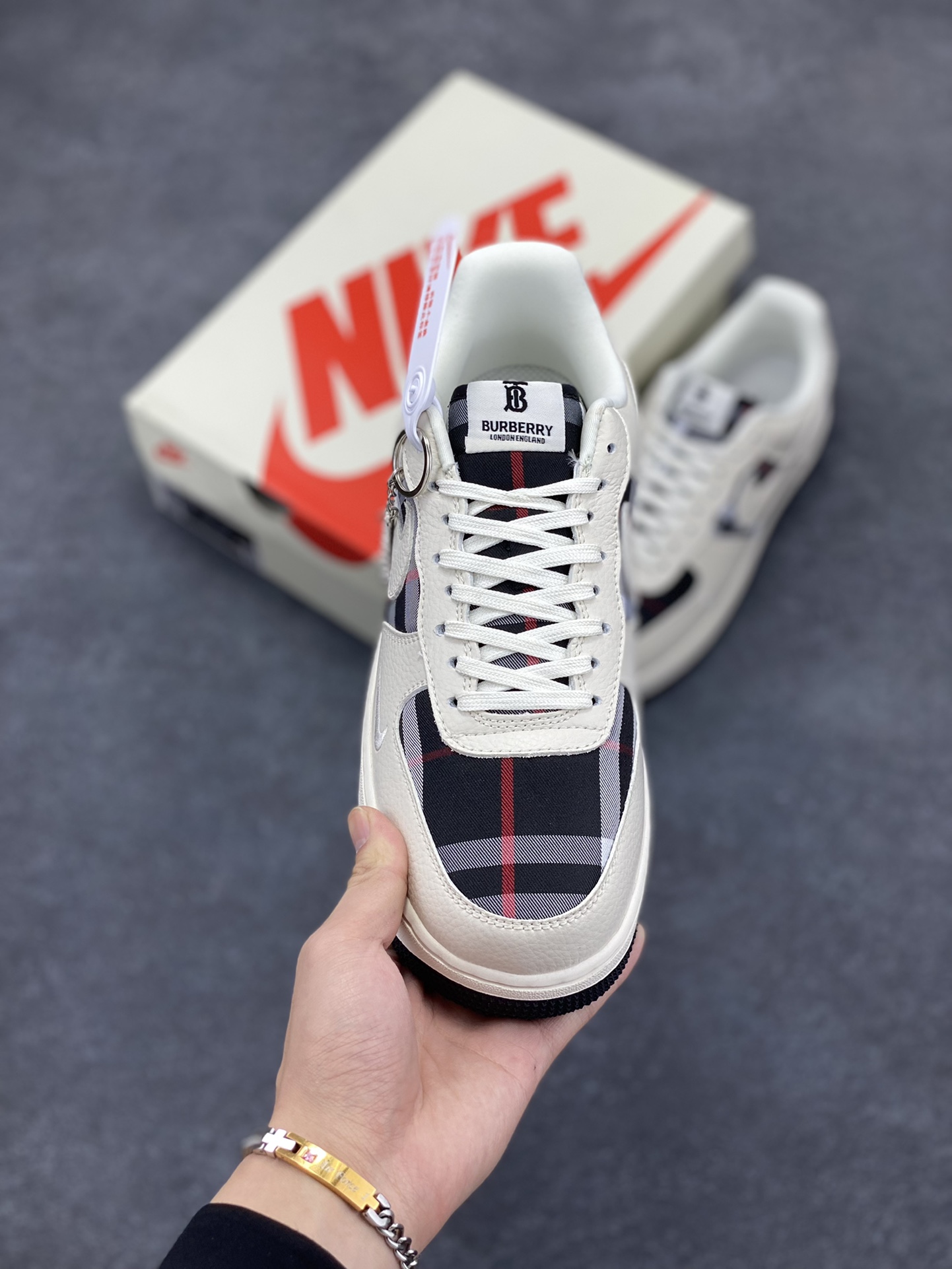 图片[2]-NIke Air Force 1 \’07 Low “巴宝莉联名–米白黑格”空军一号 低帮 运动鞋 休闲鞋 折边针车 工艺难度大 原楦头原纸板 原装鞋盒 定制五金配件 内置全掌气垫 原厂鞋底 货号：DF0180-005 尺码：36 36.5 37.5 38 38.5 39 40 40.5 41 42 42.5 43 44 44.5 45-选品中心