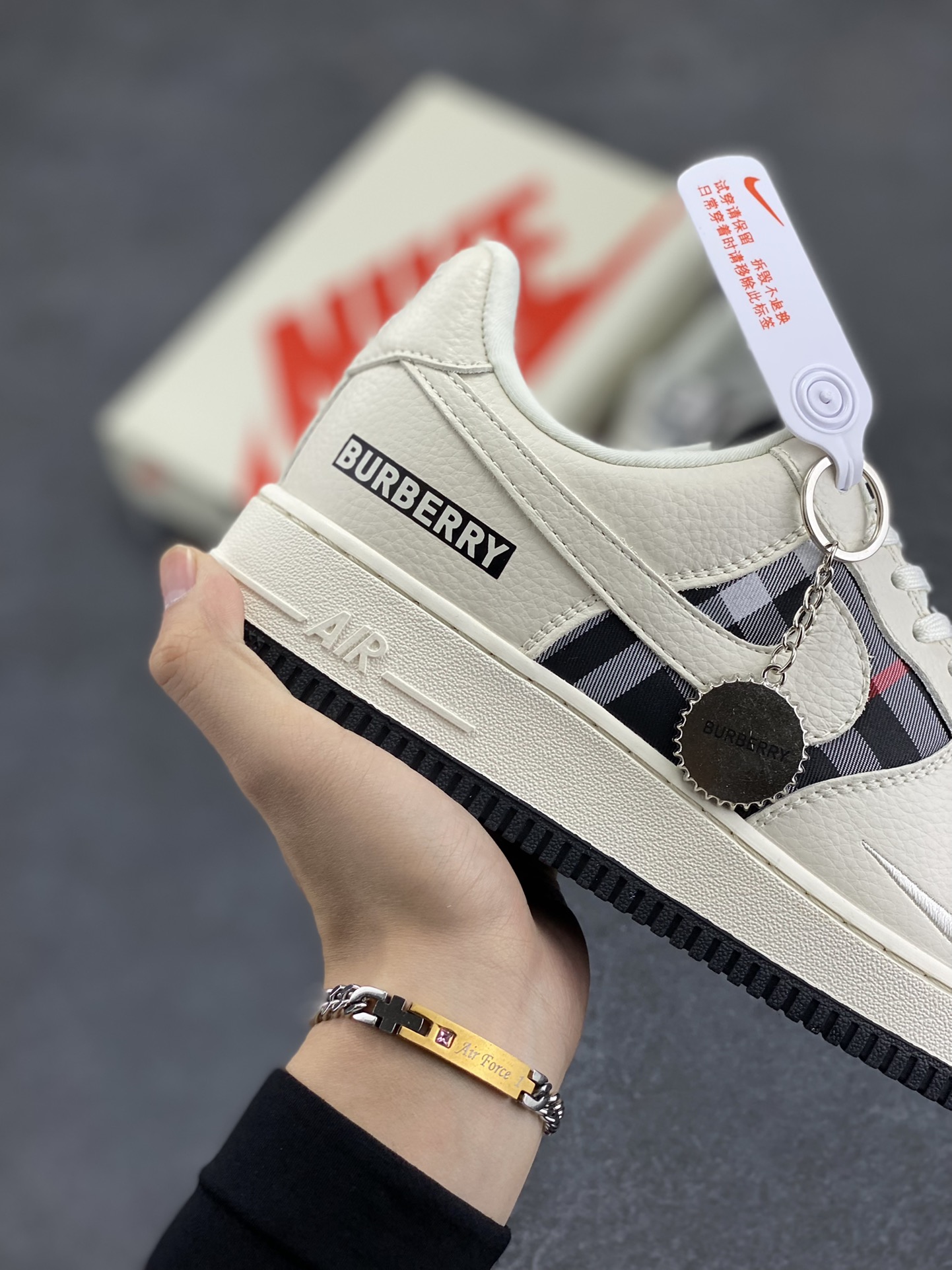 图片[6]-NIke Air Force 1 \’07 Low “巴宝莉联名–米白黑格”空军一号 低帮 运动鞋 休闲鞋 折边针车 工艺难度大 原楦头原纸板 原装鞋盒 定制五金配件 内置全掌气垫 原厂鞋底 货号：DF0180-005 尺码：36 36.5 37.5 38 38.5 39 40 40.5 41 42 42.5 43 44 44.5 45-选品中心