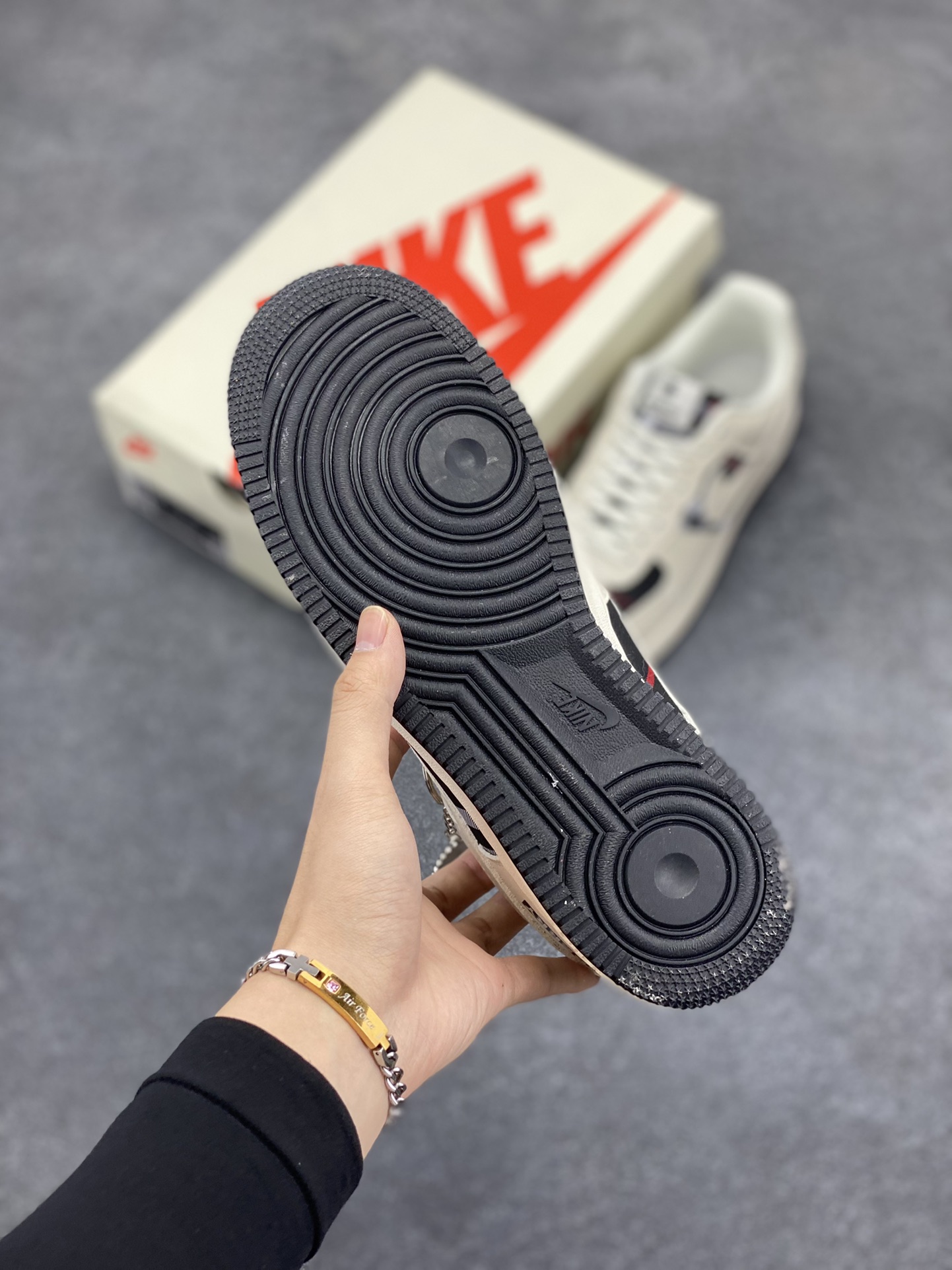 图片[5]-NIke Air Force 1 \’07 Low “巴宝莉联名–米白黑格”空军一号 低帮 运动鞋 休闲鞋 折边针车 工艺难度大 原楦头原纸板 原装鞋盒 定制五金配件 内置全掌气垫 原厂鞋底 货号：DF0180-005 尺码：36 36.5 37.5 38 38.5 39 40 40.5 41 42 42.5 43 44 44.5 45-选品中心