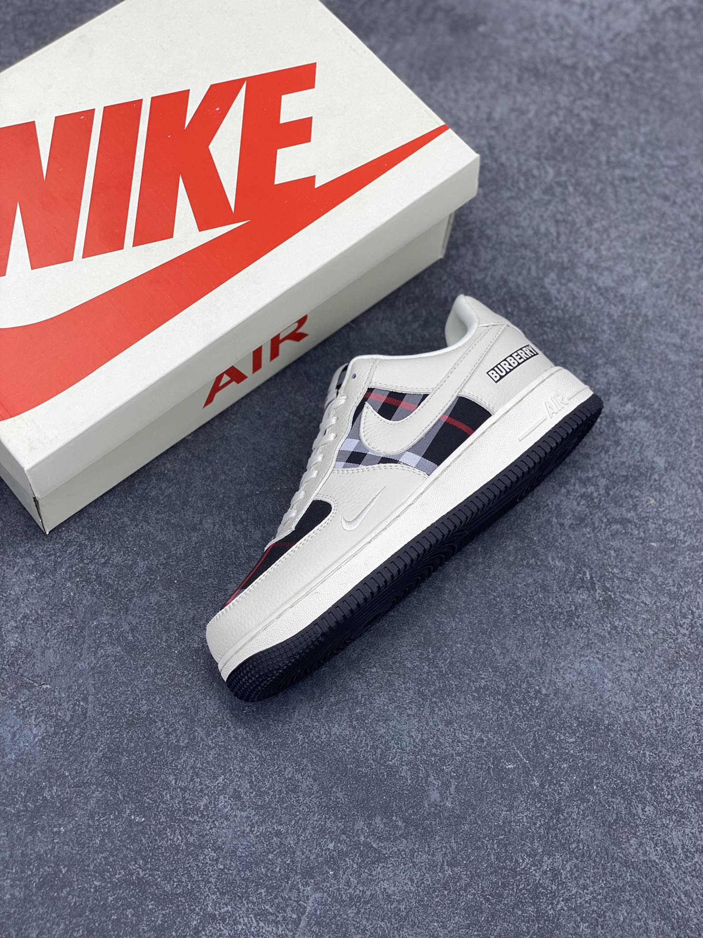 图片[7]-NIke Air Force 1 \’07 Low “巴宝莉联名–米白黑格”空军一号 低帮 运动鞋 休闲鞋 折边针车 工艺难度大 原楦头原纸板 原装鞋盒 定制五金配件 内置全掌气垫 原厂鞋底 货号：DF0180-005 尺码：36 36.5 37.5 38 38.5 39 40 40.5 41 42 42.5 43 44 44.5 45-选品中心