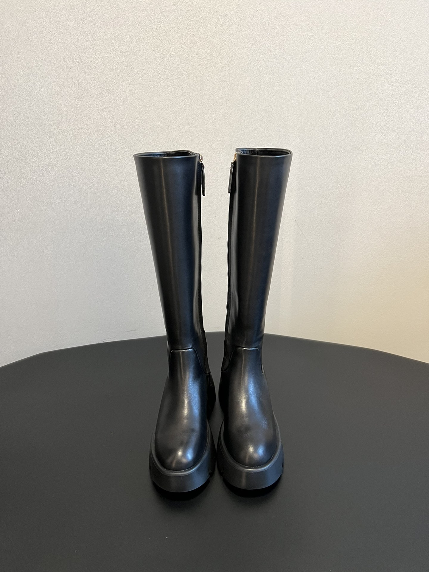 NO:563552,Gianvit* Rossi 25 winter thick-soled boots made in Wanguan. Plain design, simple and elegant. Fashion highlight!  Adhering to its traditional Italian craftsmanship, focusing on exquisite details and creating elegant femininity, every pair of Rossi's women's shoes will take the proportion of women's curves into consideration before designing. Secondly, on the basis of inheriting elegance, it is also younger and more fashionable, using bright colors and elegant line design to create fashionable charm!  The upper is made of mixed sheep suede/calfskin, the lining is sheepskin, and the abrasive outsole is Size#35-40 (40 orders are not returnable), boots, boots, cowhide, sheepskin19860909莞产 吉安维托·罗西Gianvit* Rossi 25冬季厚底长靴 素面设计,简单大方.时尚亮点！ 秉承了其传统意大利工艺,专注精巧细节,打造优雅女人味,每一双罗西的女鞋在设计之前都会将女性曲线比例考虑在先. 其次在继承了优雅的基础上,也更加年轻时髦,以鲜艳的颜色和讲究的线条设计塑造时尚魅力！ 鞋面采用混种羊反毛皮/小牛皮 内里 羊皮里 磨具大底 Size#35-40（40订做不退换）,靴子,boots,cowhide,sheepskin,Women's Shoes