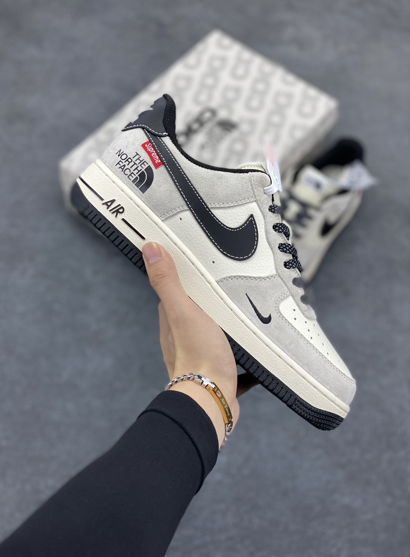 NIke Air Force 1 \’07 Low “Supreme斯图西联名–黑灰红标”空军一号 低帮 运动鞋 休闲鞋 折边针车 工艺难度大 原楦头原纸板 原装鞋盒 定制五金配件 内置全掌气垫 原厂鞋底 货号:XZ6188-115 尺码:36 36.5 37.5 38 38.5 39 40 40.5 41 42 42.5 43 44 44.5 45-选品中心