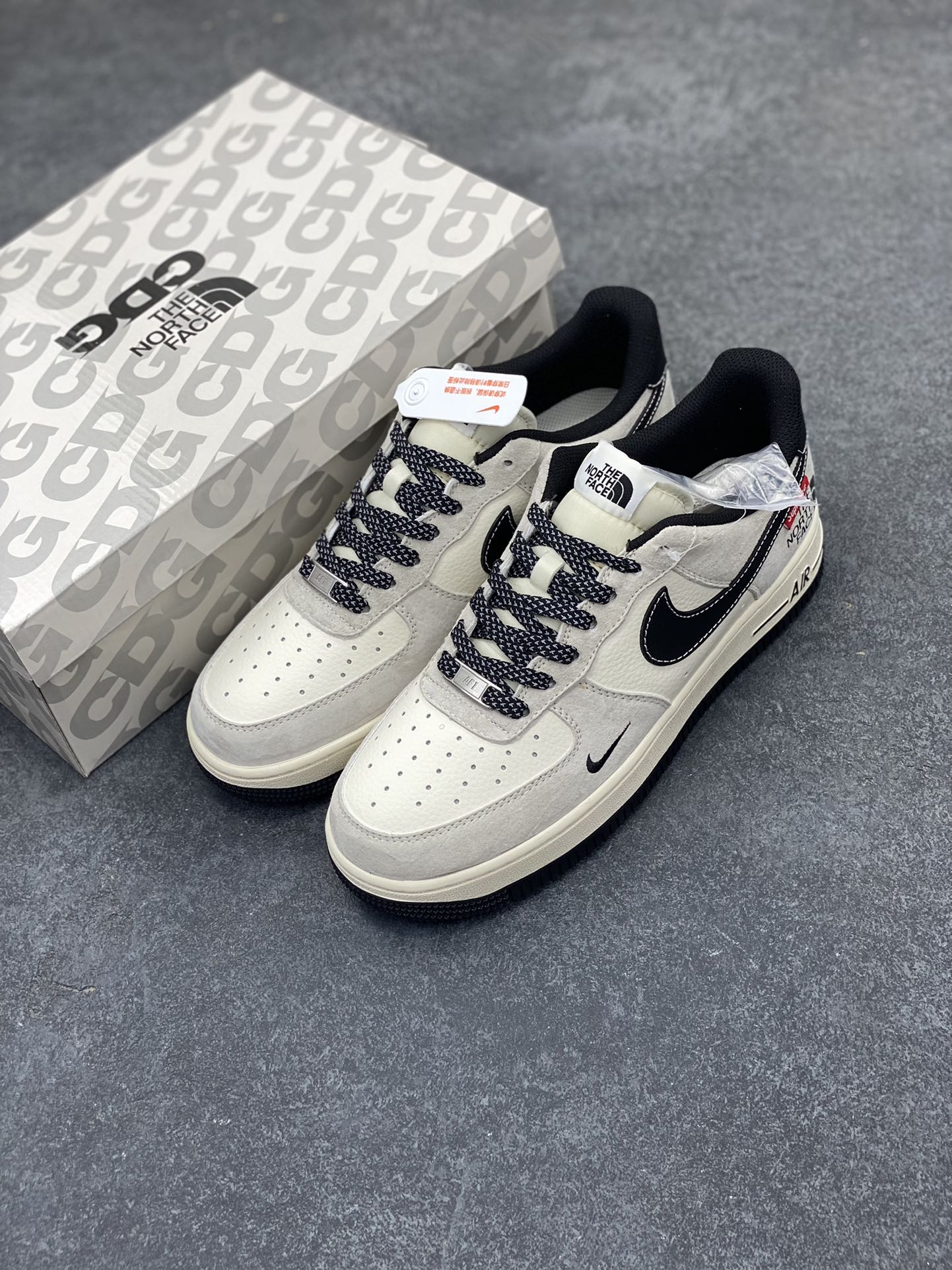 图片[8]-NIke Air Force 1 \’07 Low “Supreme斯图西联名–黑灰红标”空军一号 低帮 运动鞋 休闲鞋 折边针车 工艺难度大 原楦头原纸板 原装鞋盒 定制五金配件 内置全掌气垫 原厂鞋底 货号：XZ6188-115 尺码：36 36.5 37.5 38 38.5 39 40 40.5 41 42 42.5 43 44 44.5 45-选品中心