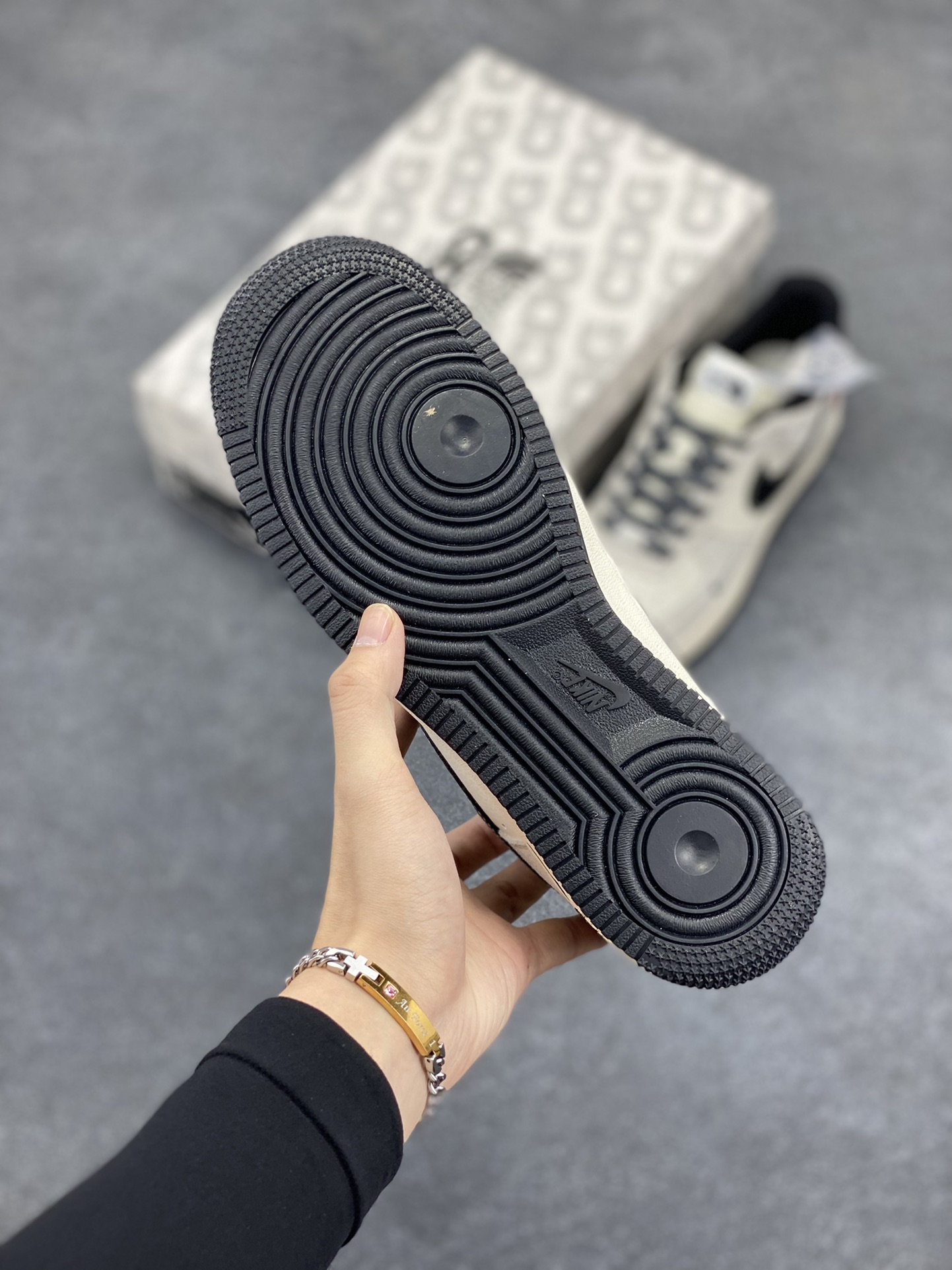 图片[5]-NIke Air Force 1 \’07 Low “Supreme斯图西联名–黑灰红标”空军一号 低帮 运动鞋 休闲鞋 折边针车 工艺难度大 原楦头原纸板 原装鞋盒 定制五金配件 内置全掌气垫 原厂鞋底 货号：XZ6188-115 尺码：36 36.5 37.5 38 38.5 39 40 40.5 41 42 42.5 43 44 44.5 45-选品中心