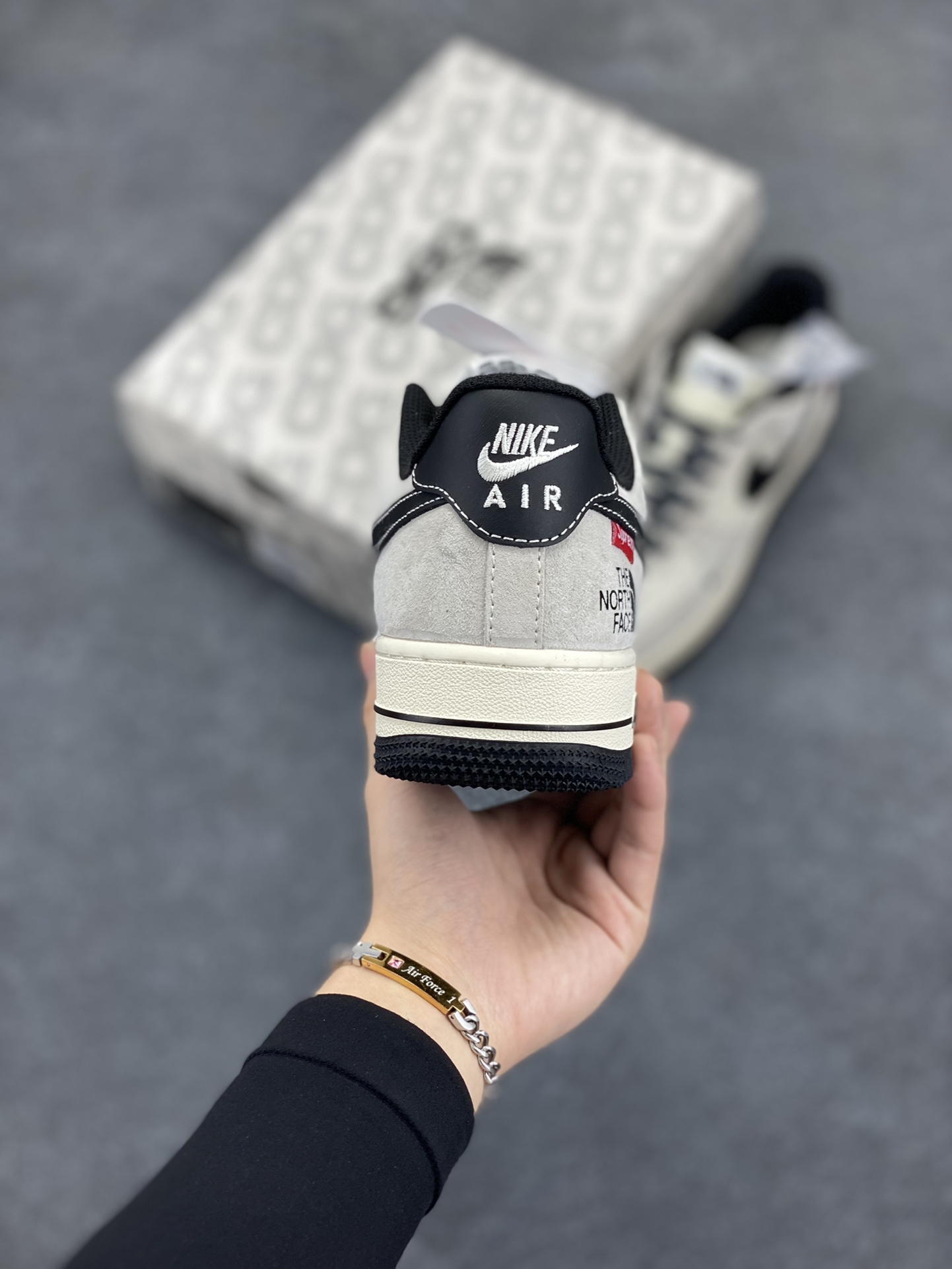 图片[4]-NIke Air Force 1 \’07 Low “Supreme斯图西联名–黑灰红标”空军一号 低帮 运动鞋 休闲鞋 折边针车 工艺难度大 原楦头原纸板 原装鞋盒 定制五金配件 内置全掌气垫 原厂鞋底 货号：XZ6188-115 尺码：36 36.5 37.5 38 38.5 39 40 40.5 41 42 42.5 43 44 44.5 45-选品中心