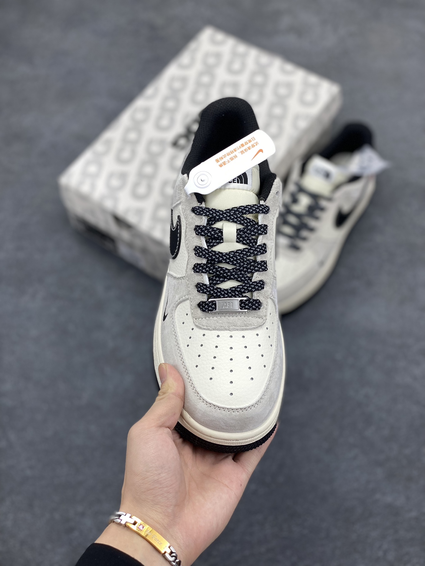 图片[2]-NIke Air Force 1 \’07 Low “Supreme斯图西联名–黑灰红标”空军一号 低帮 运动鞋 休闲鞋 折边针车 工艺难度大 原楦头原纸板 原装鞋盒 定制五金配件 内置全掌气垫 原厂鞋底 货号：XZ6188-115 尺码：36 36.5 37.5 38 38.5 39 40 40.5 41 42 42.5 43 44 44.5 45-选品中心