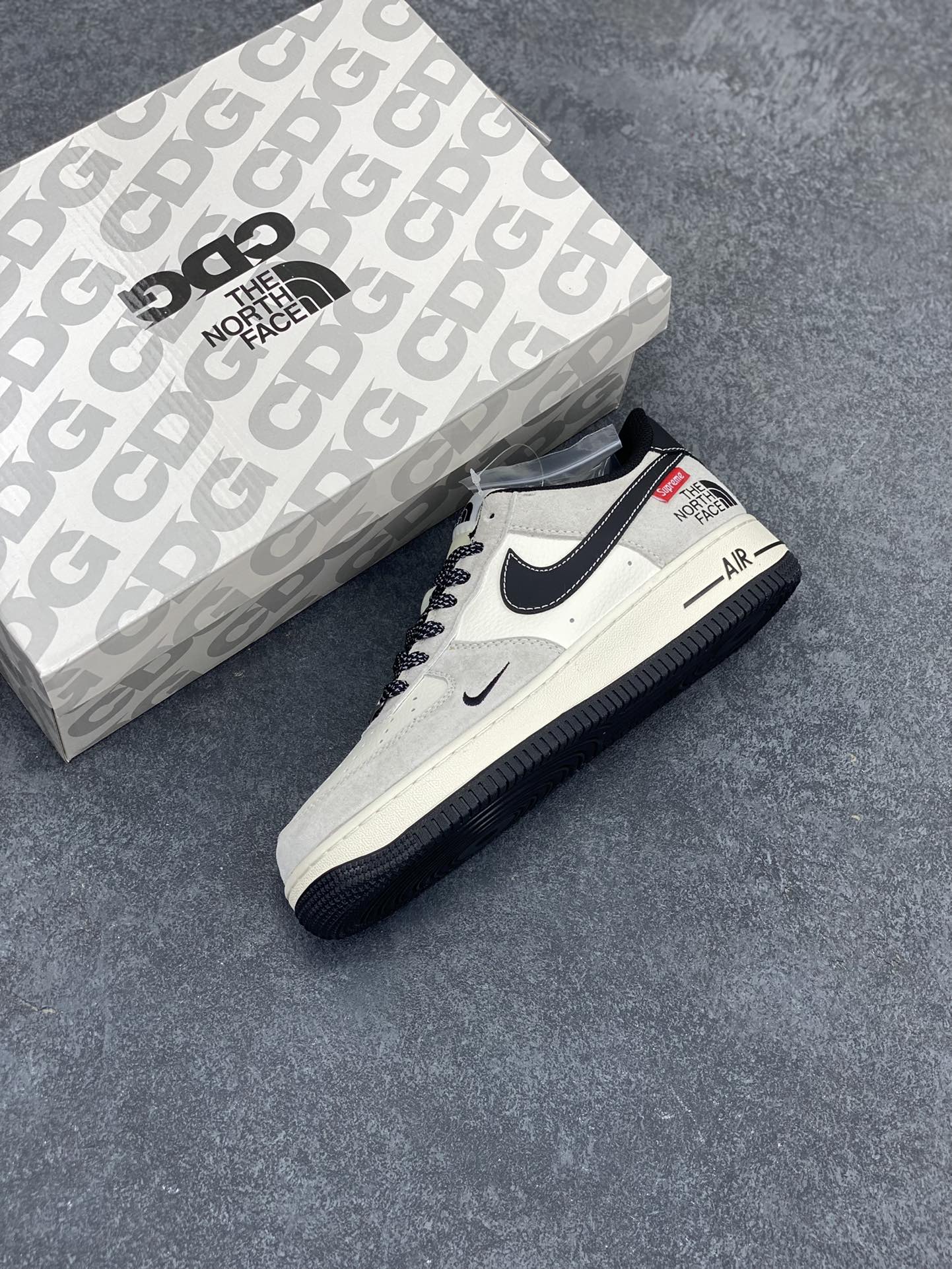 图片[7]-NIke Air Force 1 \’07 Low “Supreme斯图西联名–黑灰红标”空军一号 低帮 运动鞋 休闲鞋 折边针车 工艺难度大 原楦头原纸板 原装鞋盒 定制五金配件 内置全掌气垫 原厂鞋底 货号：XZ6188-115 尺码：36 36.5 37.5 38 38.5 39 40 40.5 41 42 42.5 43 44 44.5 45-选品中心