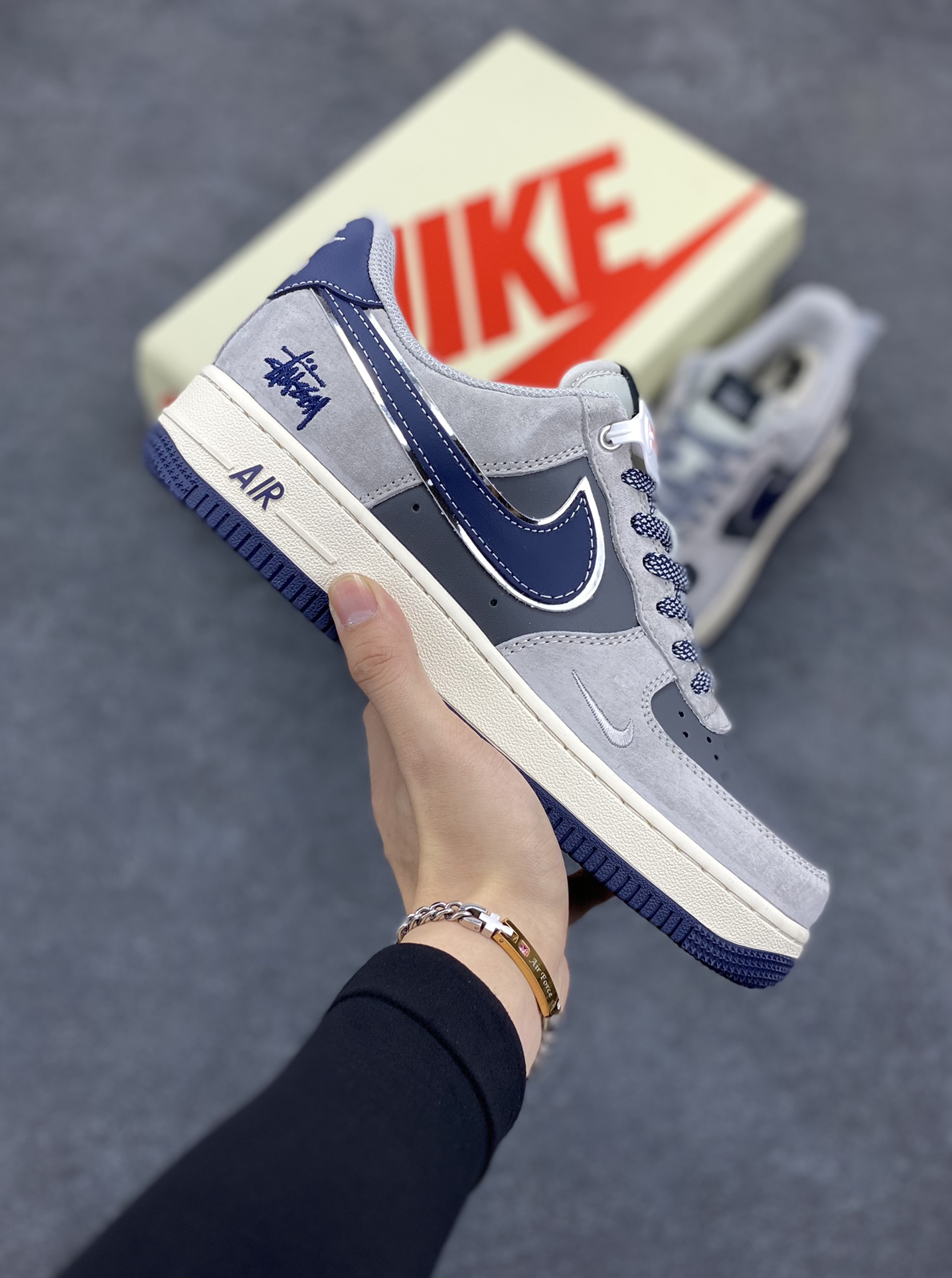 NIke Air Force 1 \'07 Low “斯图西联名--灰猪八蓝底”空军一号 低帮 运动鞋 休闲鞋 折边针车 工艺难度大 原楦头原纸板 原装鞋盒 定制五金配件 内置全掌气垫 原厂鞋底 货号：SJ6698-005 尺码：36 36.5 37.5 38 38.5 39 40 40.5 41 42 42.5 43 44 44.5 45-选品中心
