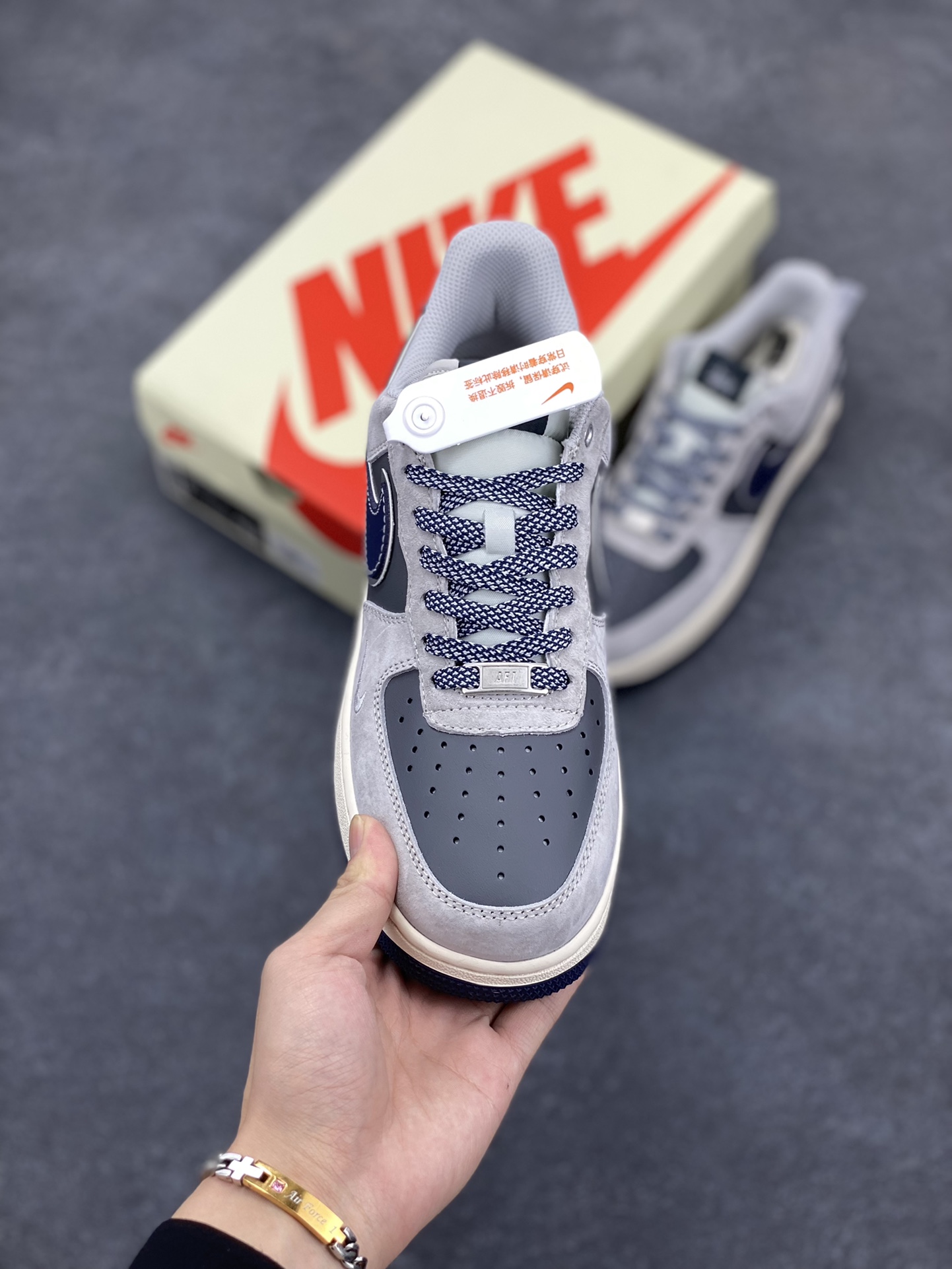 图片[2]-NIke Air Force 1 \’07 Low “斯图西联名–灰猪八蓝底”空军一号 低帮 运动鞋 休闲鞋 折边针车 工艺难度大 原楦头原纸板 原装鞋盒 定制五金配件 内置全掌气垫 原厂鞋底 货号：SJ6698-005 尺码：36 36.5 37.5 38 38.5 39 40 40.5 41 42 42.5 43 44 44.5 45-选品中心