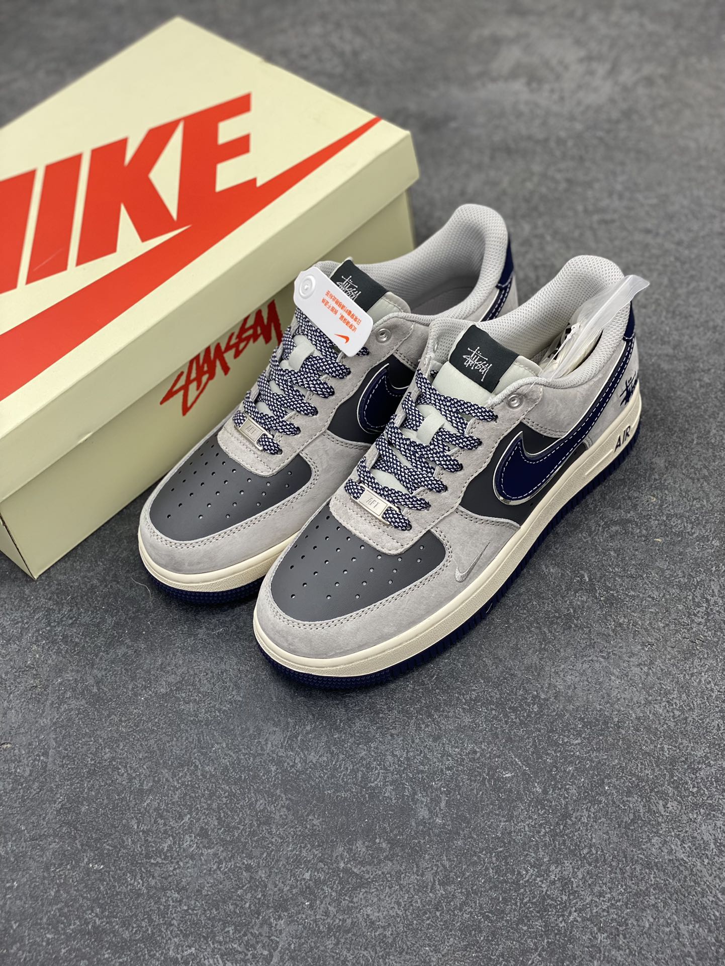图片[8]-NIke Air Force 1 \’07 Low “斯图西联名–灰猪八蓝底”空军一号 低帮 运动鞋 休闲鞋 折边针车 工艺难度大 原楦头原纸板 原装鞋盒 定制五金配件 内置全掌气垫 原厂鞋底 货号：SJ6698-005 尺码：36 36.5 37.5 38 38.5 39 40 40.5 41 42 42.5 43 44 44.5 45-选品中心
