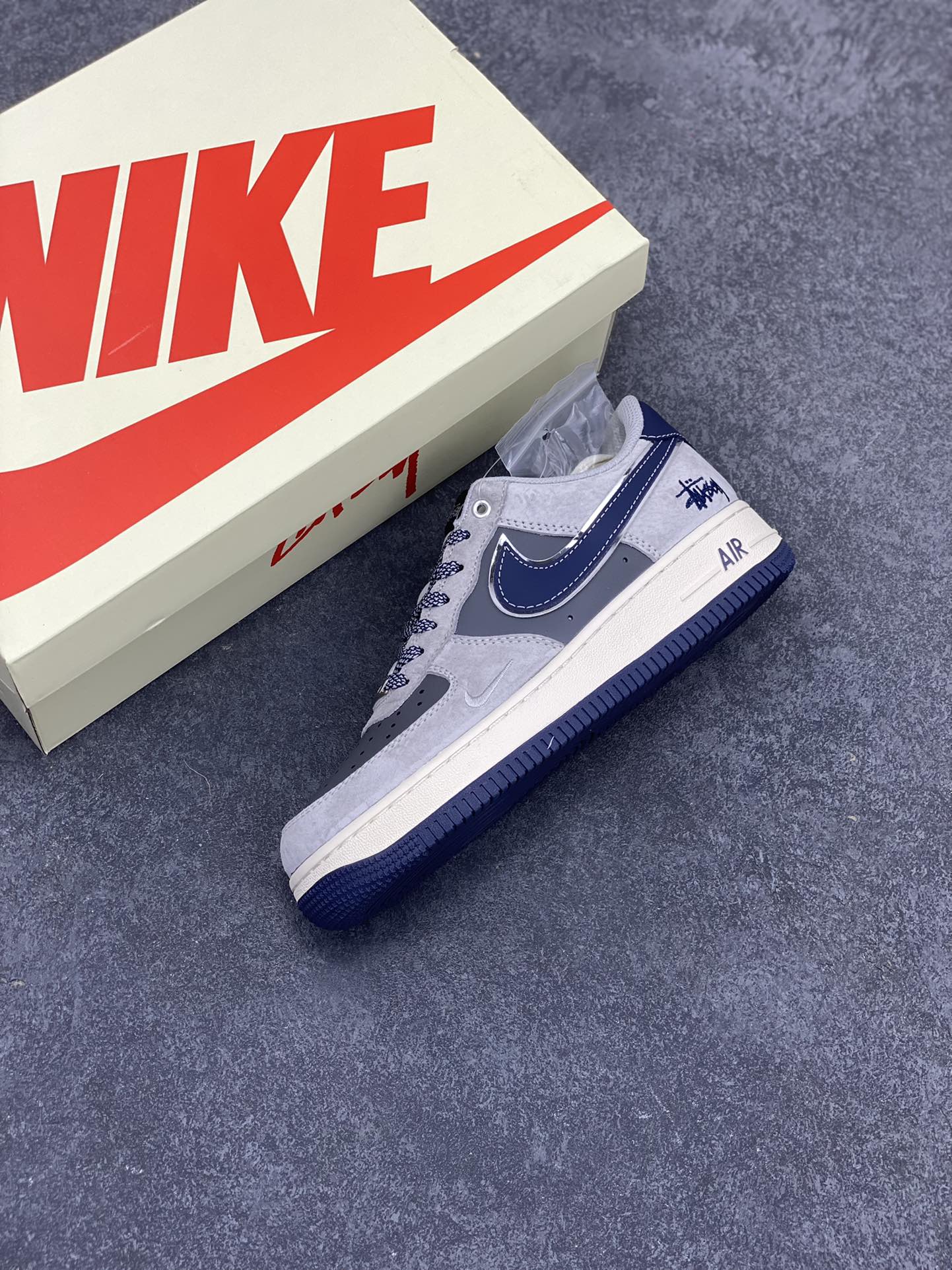 图片[7]-NIke Air Force 1 \’07 Low “斯图西联名–灰猪八蓝底”空军一号 低帮 运动鞋 休闲鞋 折边针车 工艺难度大 原楦头原纸板 原装鞋盒 定制五金配件 内置全掌气垫 原厂鞋底 货号：SJ6698-005 尺码：36 36.5 37.5 38 38.5 39 40 40.5 41 42 42.5 43 44 44.5 45-选品中心