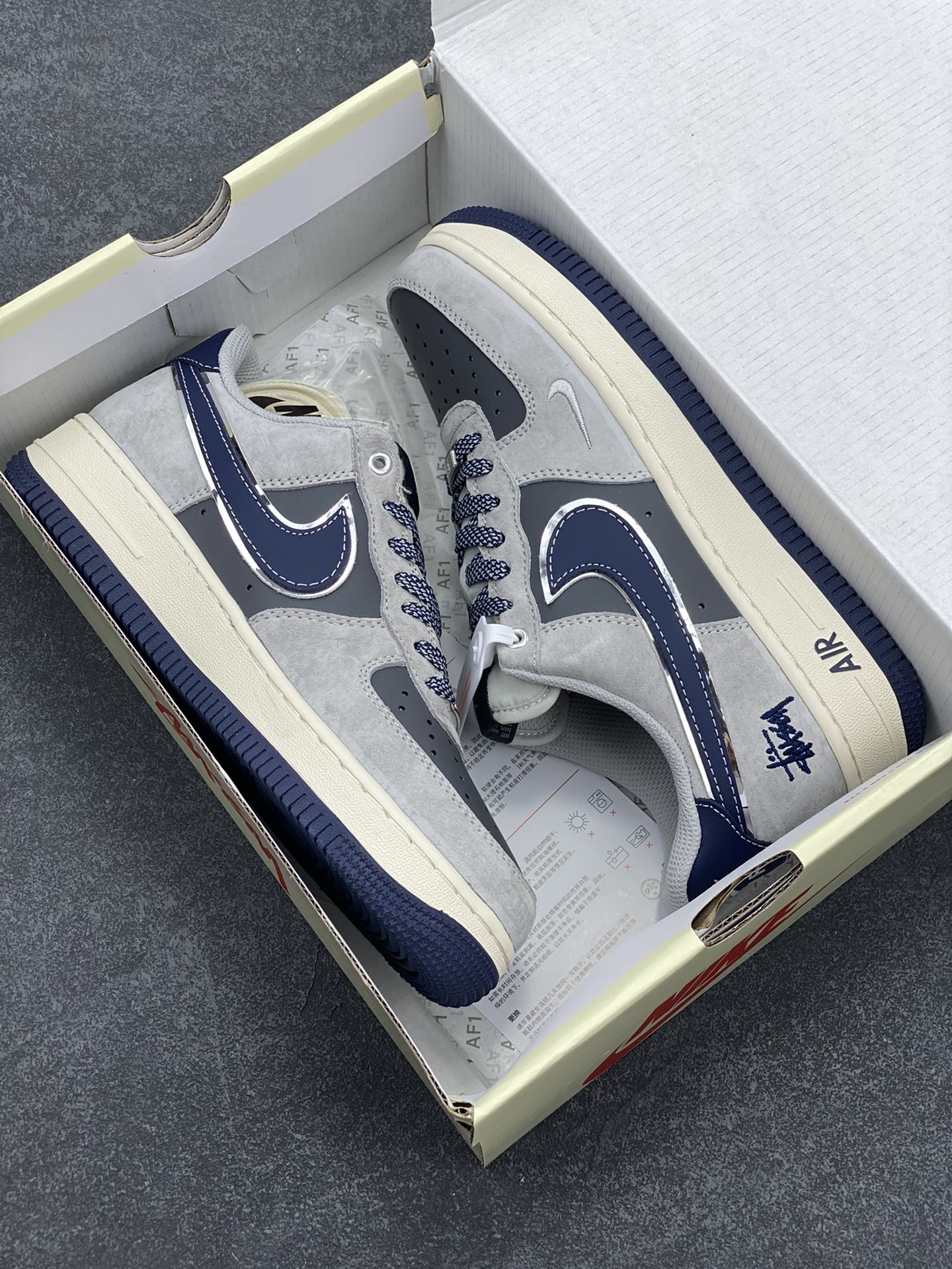 图片[9]-NIke Air Force 1 \’07 Low “斯图西联名–灰猪八蓝底”空军一号 低帮 运动鞋 休闲鞋 折边针车 工艺难度大 原楦头原纸板 原装鞋盒 定制五金配件 内置全掌气垫 原厂鞋底 货号：SJ6698-005 尺码：36 36.5 37.5 38 38.5 39 40 40.5 41 42 42.5 43 44 44.5 45-选品中心