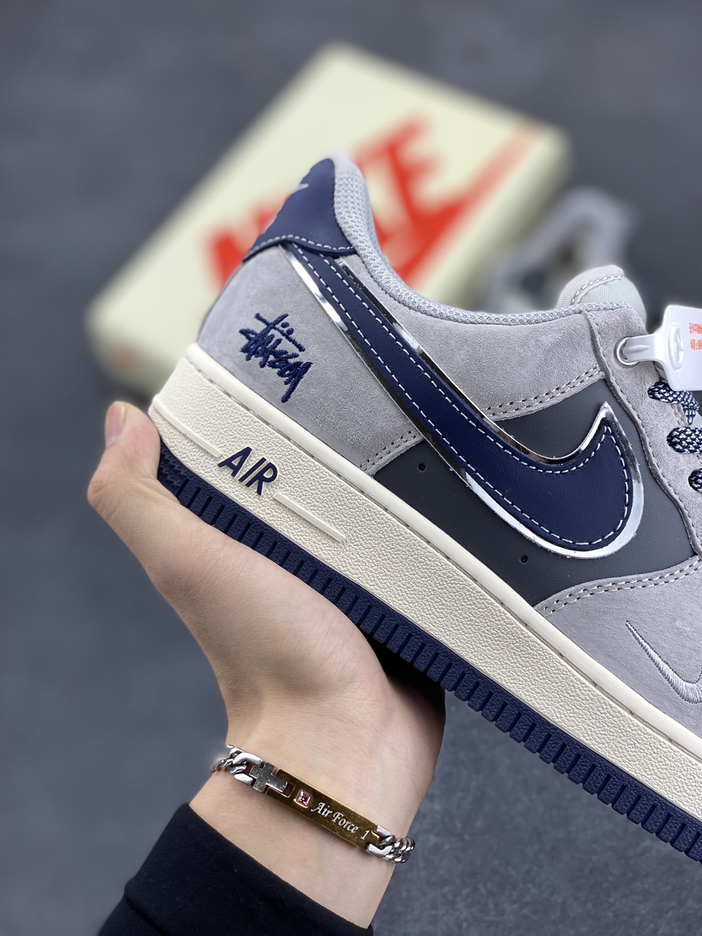 图片[6]-NIke Air Force 1 \’07 Low “斯图西联名–灰猪八蓝底”空军一号 低帮 运动鞋 休闲鞋 折边针车 工艺难度大 原楦头原纸板 原装鞋盒 定制五金配件 内置全掌气垫 原厂鞋底 货号：SJ6698-005 尺码：36 36.5 37.5 38 38.5 39 40 40.5 41 42 42.5 43 44 44.5 45-选品中心