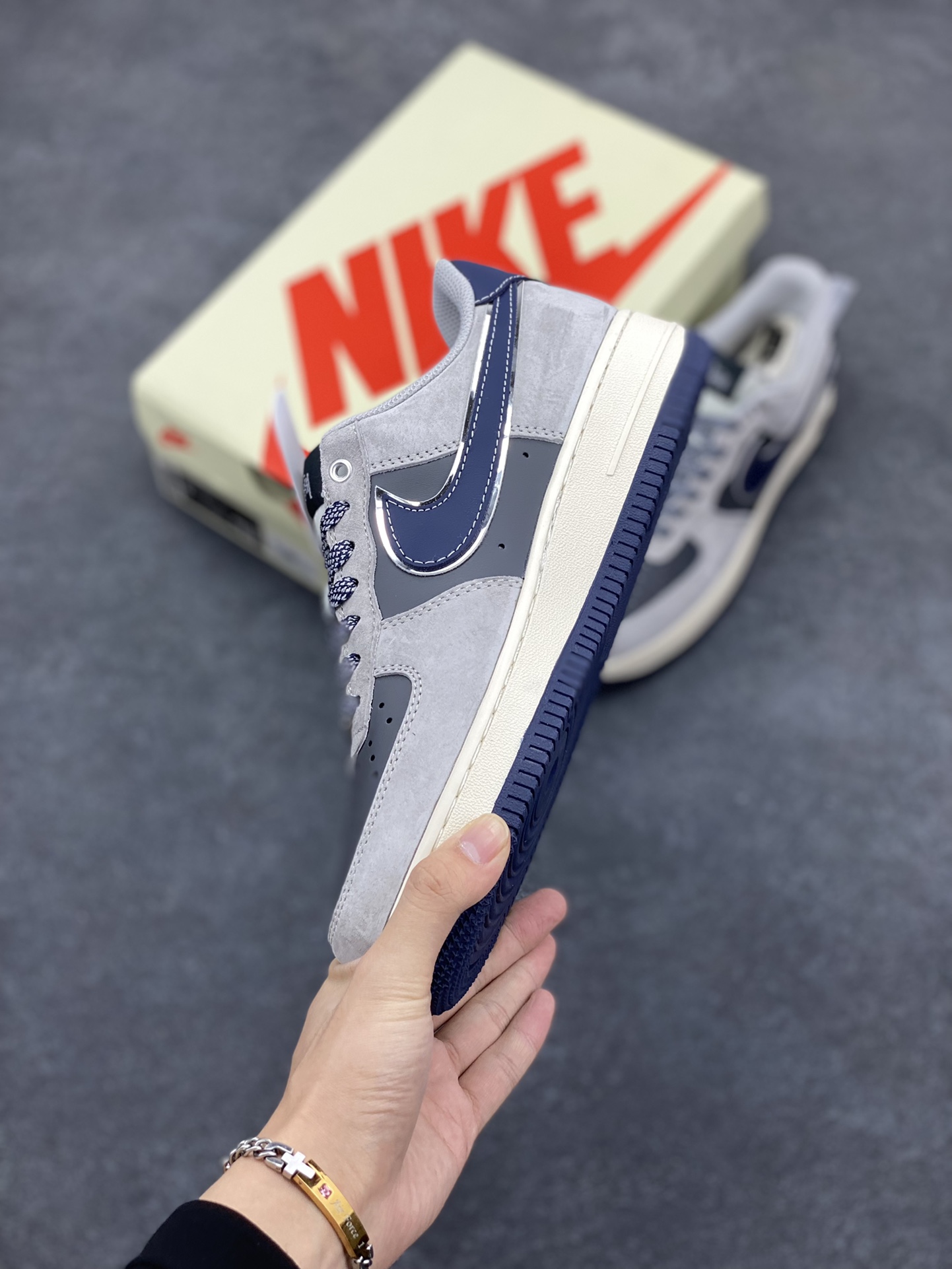 图片[3]-NIke Air Force 1 \’07 Low “斯图西联名–灰猪八蓝底”空军一号 低帮 运动鞋 休闲鞋 折边针车 工艺难度大 原楦头原纸板 原装鞋盒 定制五金配件 内置全掌气垫 原厂鞋底 货号：SJ6698-005 尺码：36 36.5 37.5 38 38.5 39 40 40.5 41 42 42.5 43 44 44.5 45-选品中心
