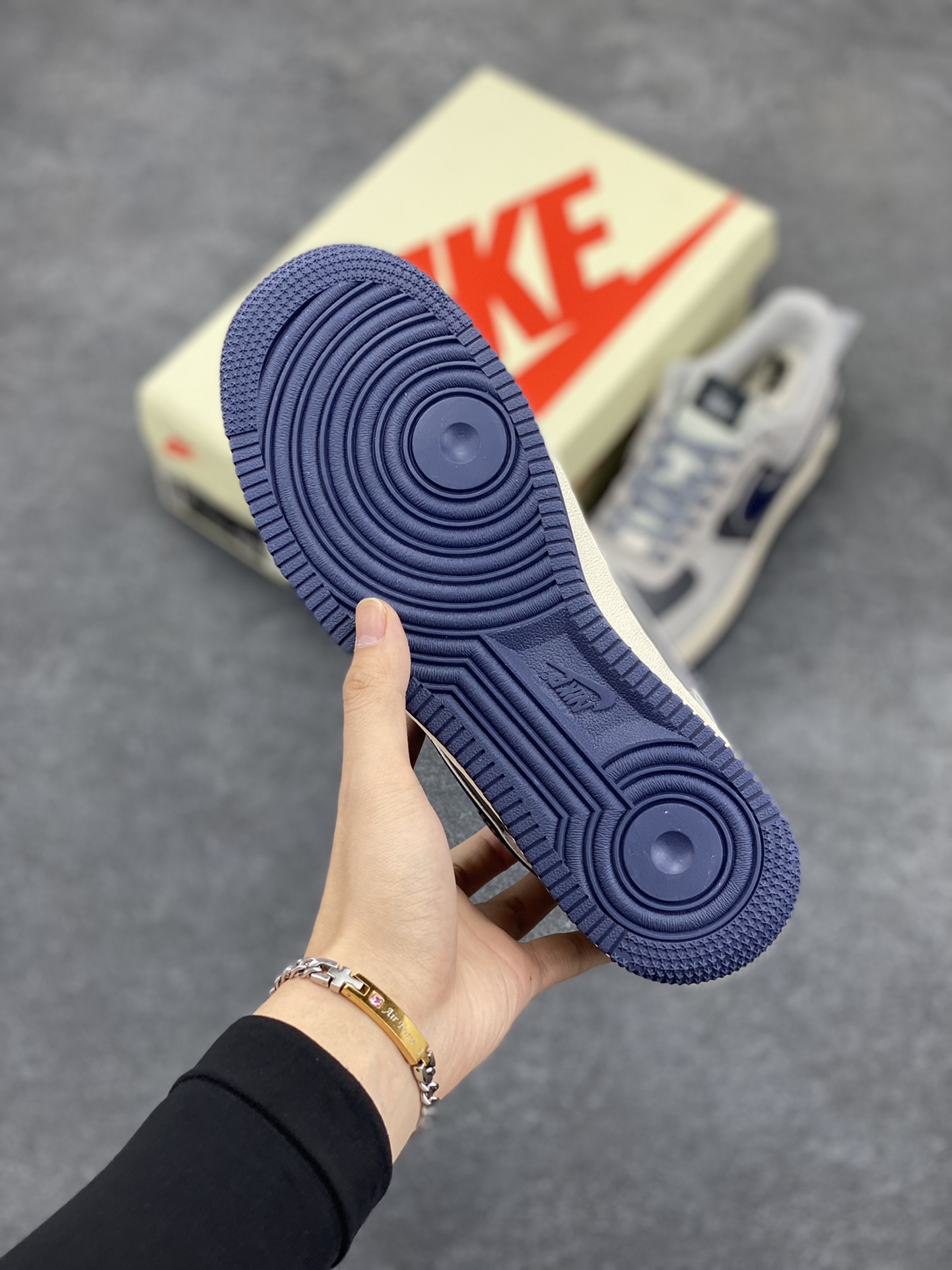 图片[5]-NIke Air Force 1 \’07 Low “斯图西联名–灰猪八蓝底”空军一号 低帮 运动鞋 休闲鞋 折边针车 工艺难度大 原楦头原纸板 原装鞋盒 定制五金配件 内置全掌气垫 原厂鞋底 货号：SJ6698-005 尺码：36 36.5 37.5 38 38.5 39 40 40.5 41 42 42.5 43 44 44.5 45-选品中心