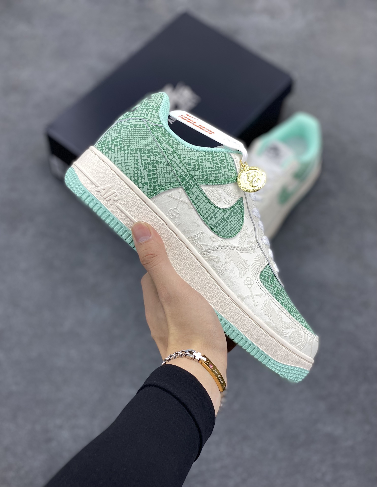 福利特价 Nike Air Force 1 ’07 Low 空军一号低帮百搭休闲运动板鞋。柔软、弹性十足的缓震性能和出色的中底设计，横跨复古与现代的外型结合，造就出风靡全球三十多年的Force 1，直到今天还深受青睐 货号：DX2628-001 尺码：36 36.5 37.5 38 38.5 39 40 40.5 41 42 42.5 43 44 44.5 45-选品中心