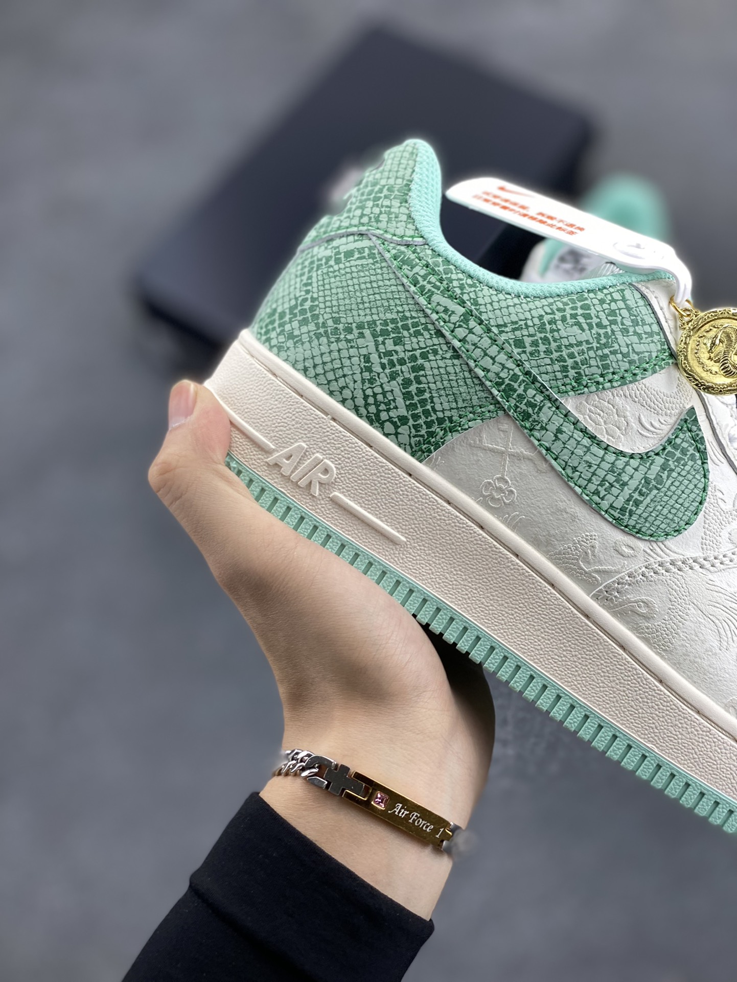 图片[6]-福利特价 Nike Air Force 1 ’07 Low 空军一号低帮百搭休闲运动板鞋。柔软、弹性十足的缓震性能和出色的中底设计，横跨复古与现代的外型结合，造就出风靡全球三十多年的Force 1，直到今天还深受青睐 货号：DX2628-001 尺码：36 36.5 37.5 38 38.5 39 40 40.5 41 42 42.5 43 44 44.5 45-选品中心