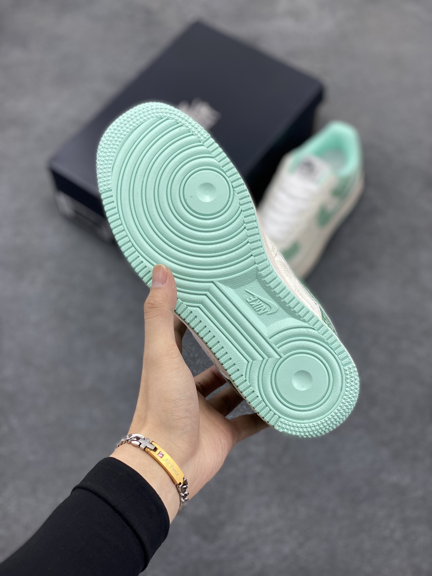 图片[5]-福利特价 Nike Air Force 1 ’07 Low 空军一号低帮百搭休闲运动板鞋。柔软、弹性十足的缓震性能和出色的中底设计，横跨复古与现代的外型结合，造就出风靡全球三十多年的Force 1，直到今天还深受青睐 货号：DX2628-001 尺码：36 36.5 37.5 38 38.5 39 40 40.5 41 42 42.5 43 44 44.5 45-选品中心