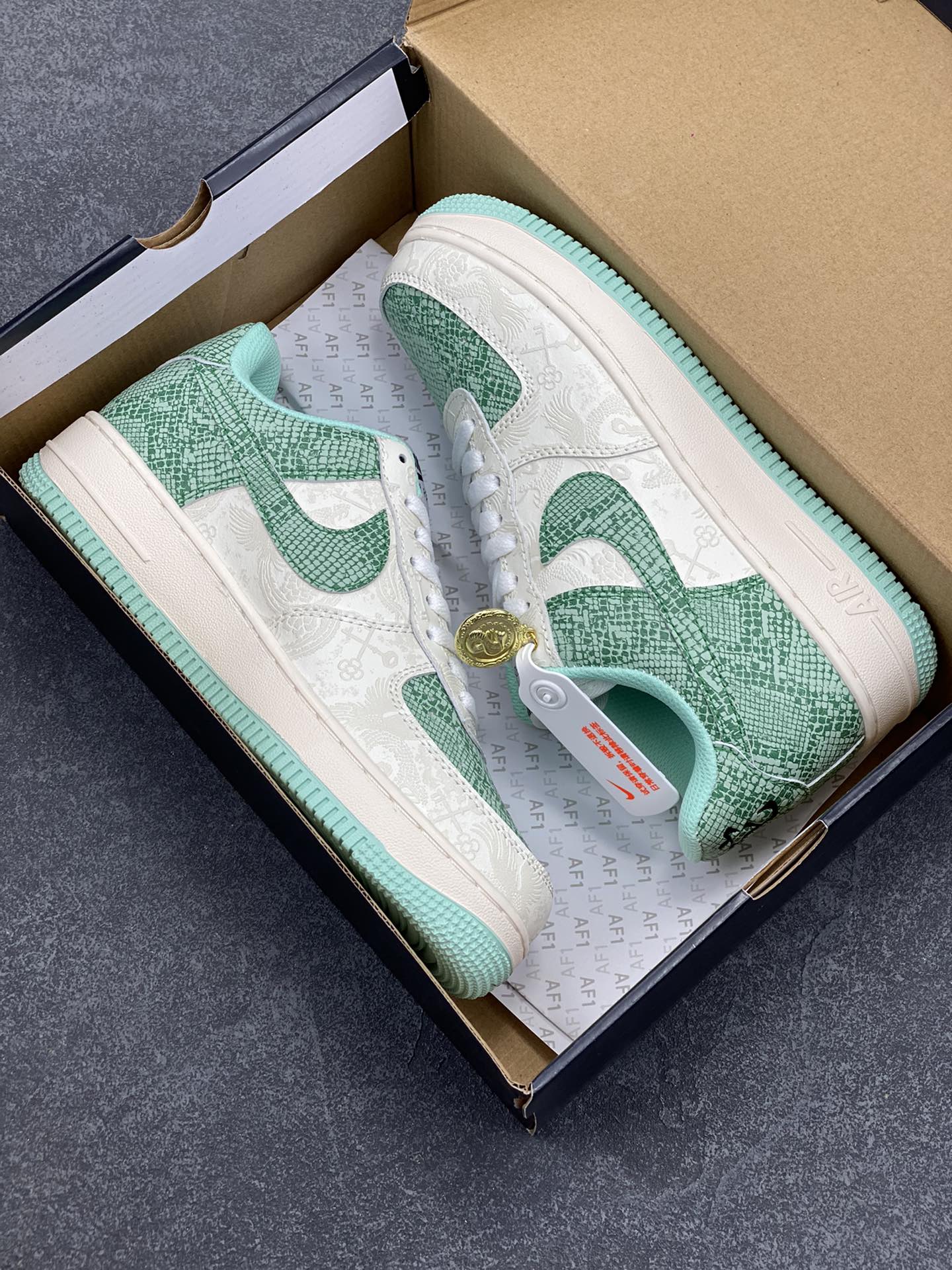 图片[9]-福利特价 Nike Air Force 1 ’07 Low 空军一号低帮百搭休闲运动板鞋。柔软、弹性十足的缓震性能和出色的中底设计，横跨复古与现代的外型结合，造就出风靡全球三十多年的Force 1，直到今天还深受青睐 货号：DX2628-001 尺码：36 36.5 37.5 38 38.5 39 40 40.5 41 42 42.5 43 44 44.5 45-选品中心