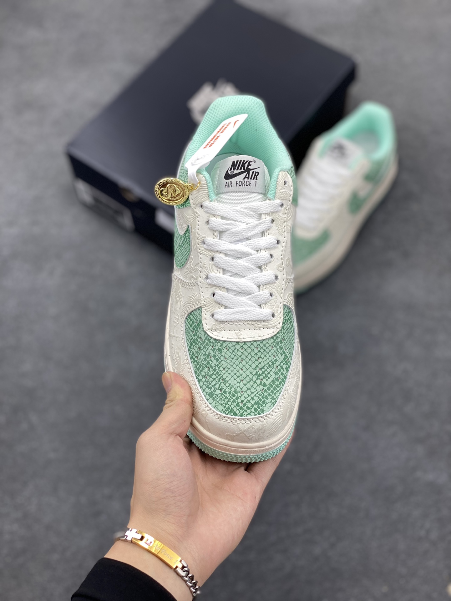 图片[2]-福利特价 Nike Air Force 1 ’07 Low 空军一号低帮百搭休闲运动板鞋。柔软、弹性十足的缓震性能和出色的中底设计，横跨复古与现代的外型结合，造就出风靡全球三十多年的Force 1，直到今天还深受青睐 货号：DX2628-001 尺码：36 36.5 37.5 38 38.5 39 40 40.5 41 42 42.5 43 44 44.5 45-选品中心