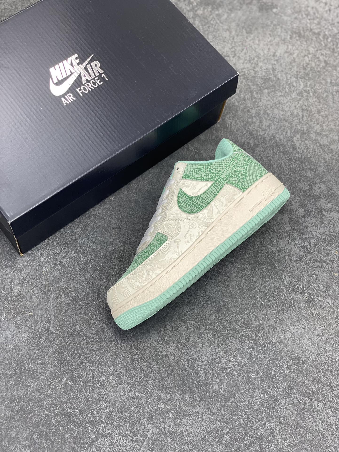 图片[7]-福利特价 Nike Air Force 1 ’07 Low 空军一号低帮百搭休闲运动板鞋。柔软、弹性十足的缓震性能和出色的中底设计，横跨复古与现代的外型结合，造就出风靡全球三十多年的Force 1，直到今天还深受青睐 货号：DX2628-001 尺码：36 36.5 37.5 38 38.5 39 40 40.5 41 42 42.5 43 44 44.5 45-选品中心