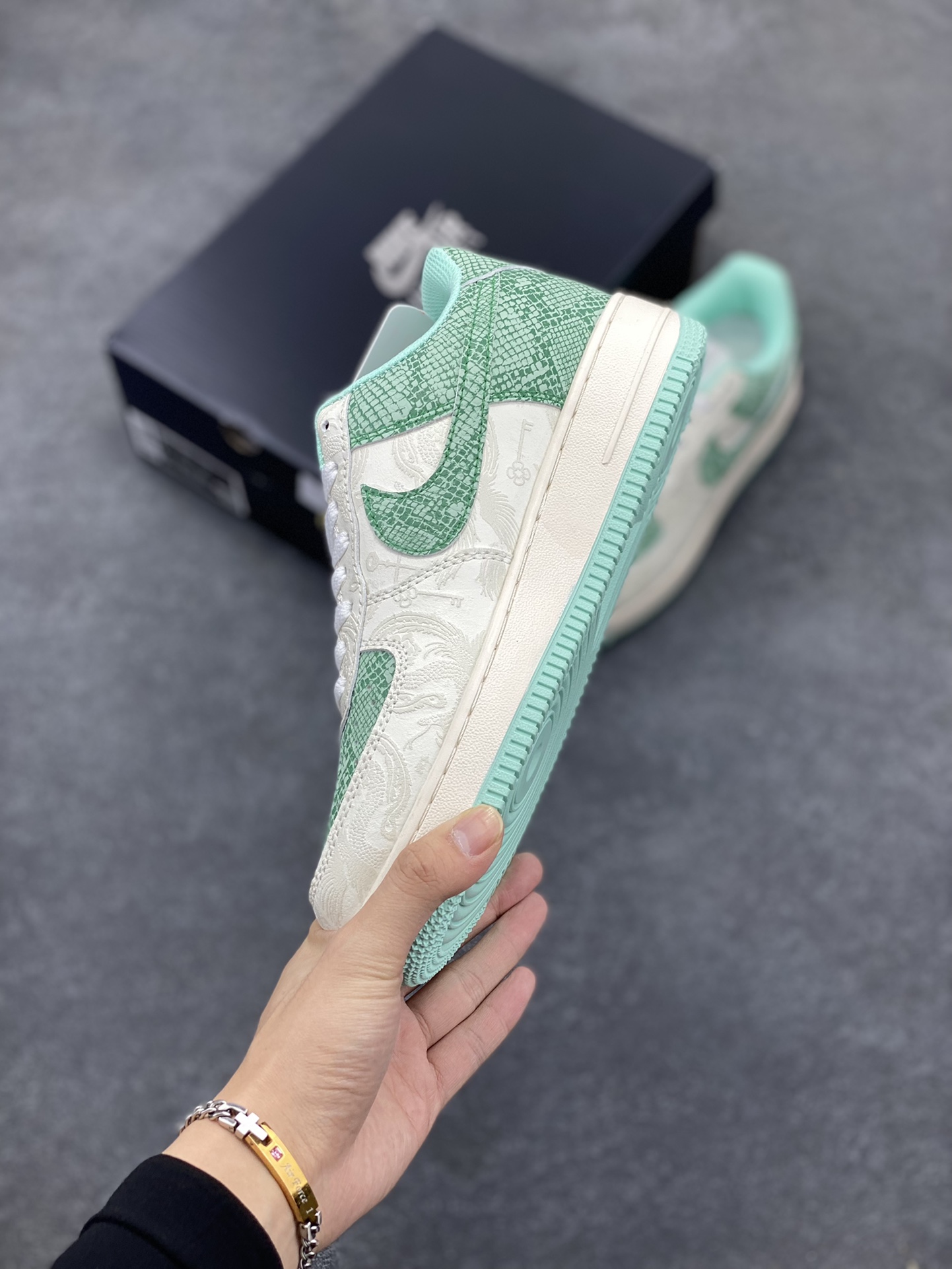 图片[3]-福利特价 Nike Air Force 1 ’07 Low 空军一号低帮百搭休闲运动板鞋。柔软、弹性十足的缓震性能和出色的中底设计，横跨复古与现代的外型结合，造就出风靡全球三十多年的Force 1，直到今天还深受青睐 货号：DX2628-001 尺码：36 36.5 37.5 38 38.5 39 40 40.5 41 42 42.5 43 44 44.5 45-选品中心