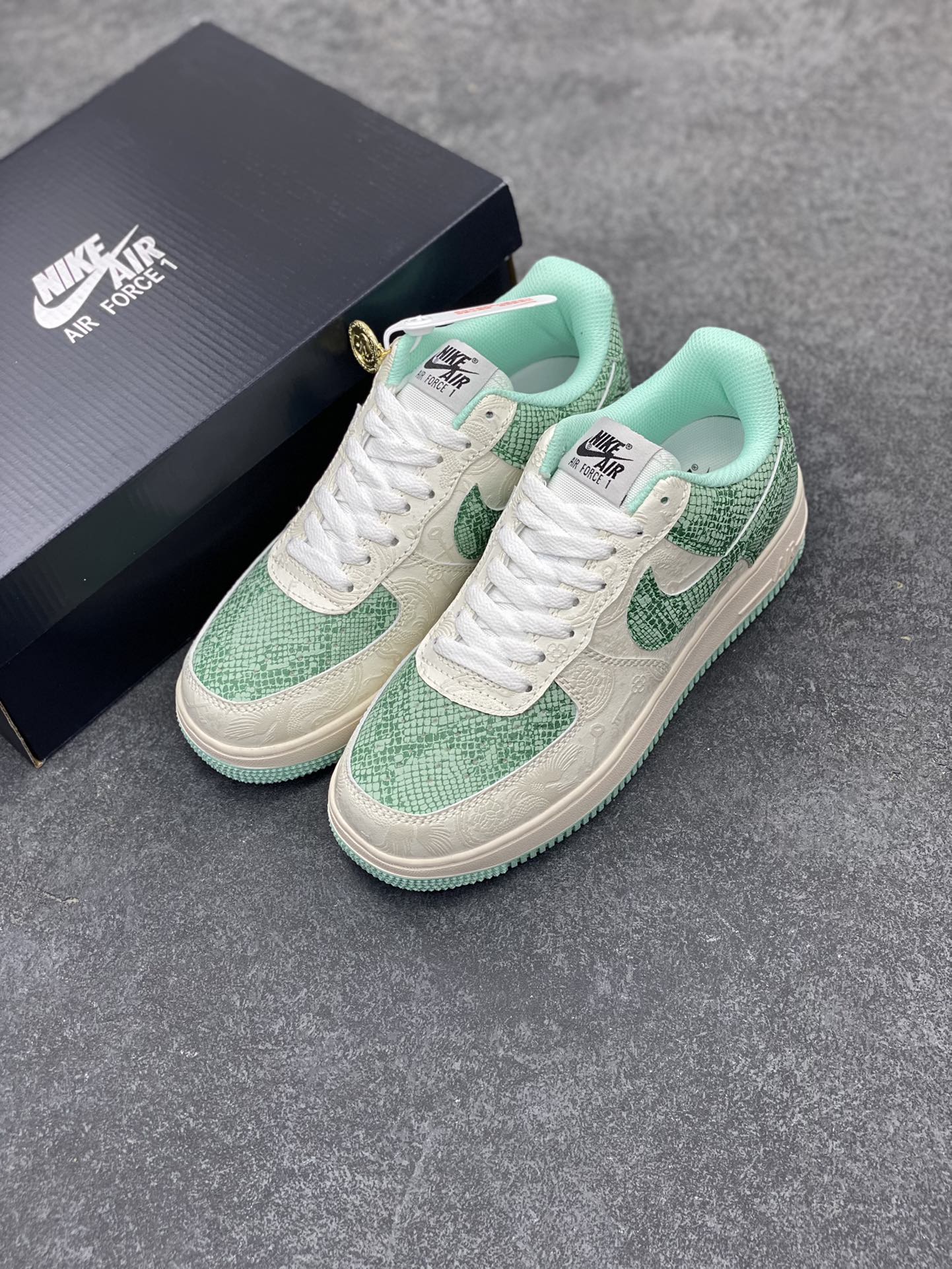图片[8]-福利特价 Nike Air Force 1 ’07 Low 空军一号低帮百搭休闲运动板鞋。柔软、弹性十足的缓震性能和出色的中底设计，横跨复古与现代的外型结合，造就出风靡全球三十多年的Force 1，直到今天还深受青睐 货号：DX2628-001 尺码：36 36.5 37.5 38 38.5 39 40 40.5 41 42 42.5 43 44 44.5 45-选品中心