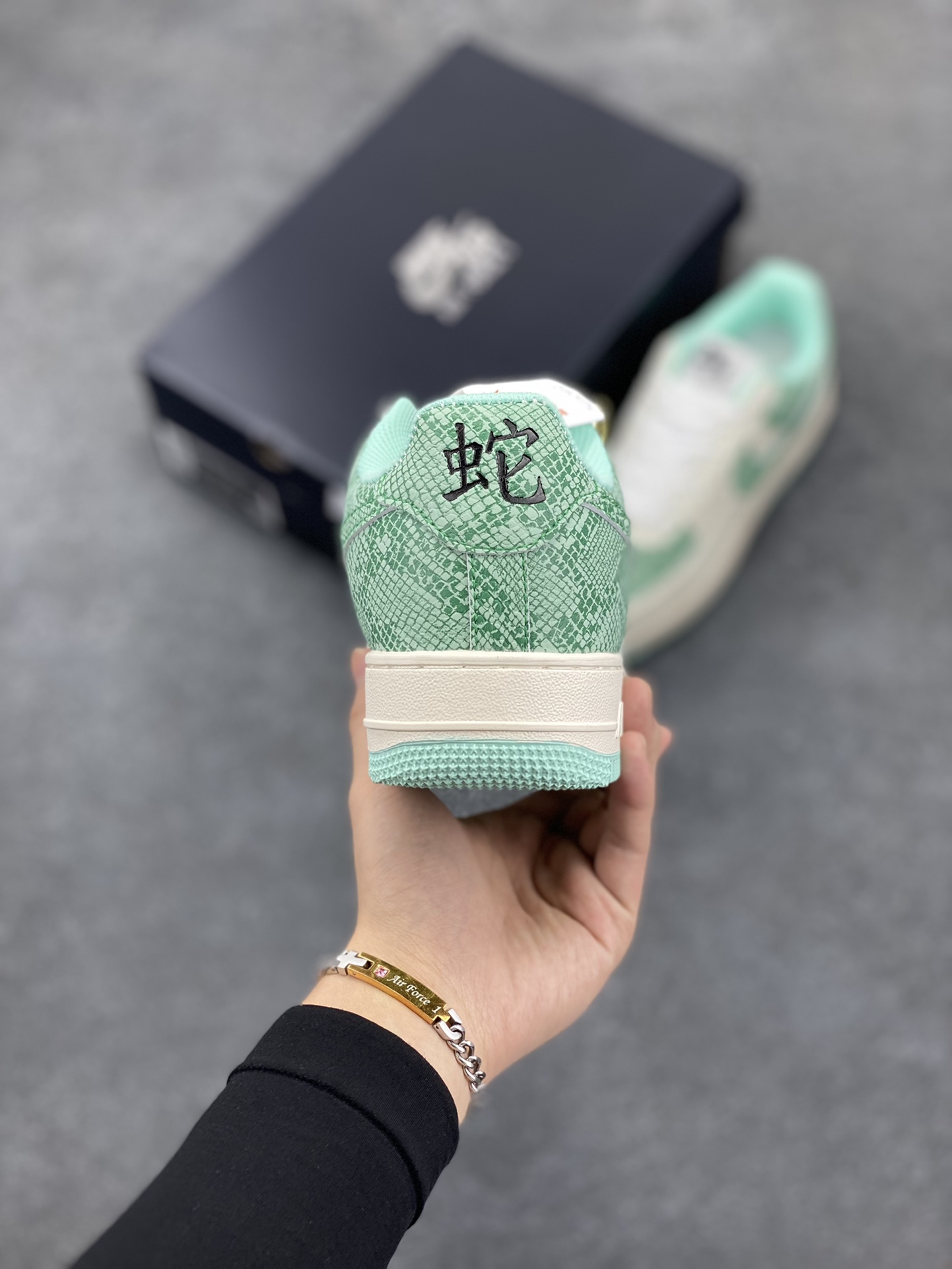 图片[4]-福利特价 Nike Air Force 1 ’07 Low 空军一号低帮百搭休闲运动板鞋。柔软、弹性十足的缓震性能和出色的中底设计，横跨复古与现代的外型结合，造就出风靡全球三十多年的Force 1，直到今天还深受青睐 货号：DX2628-001 尺码：36 36.5 37.5 38 38.5 39 40 40.5 41 42 42.5 43 44 44.5 45-选品中心