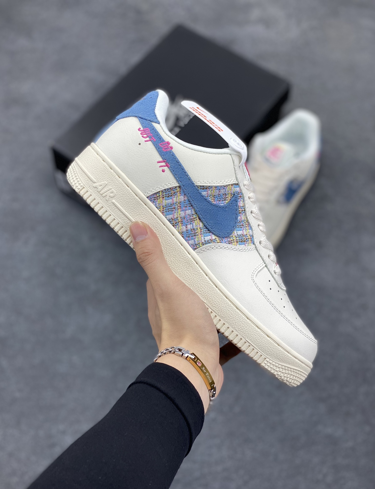福利特价 Nike Air Force 1 Low 小香风米白牛仔蓝勾 空军一号低帮运动休闲板鞋 原楦头原纸板 打造纯正空军版型#专注外贸渠道 全掌内置蜂窝气垫 #原盒配件 原厂中底钢印、拉帮完美 货号：FJ7740-141 尺码：36 36.5 37.5 38 38.5 39 40 40.5 41 42 42.5 43 44 44.5 45-选品中心