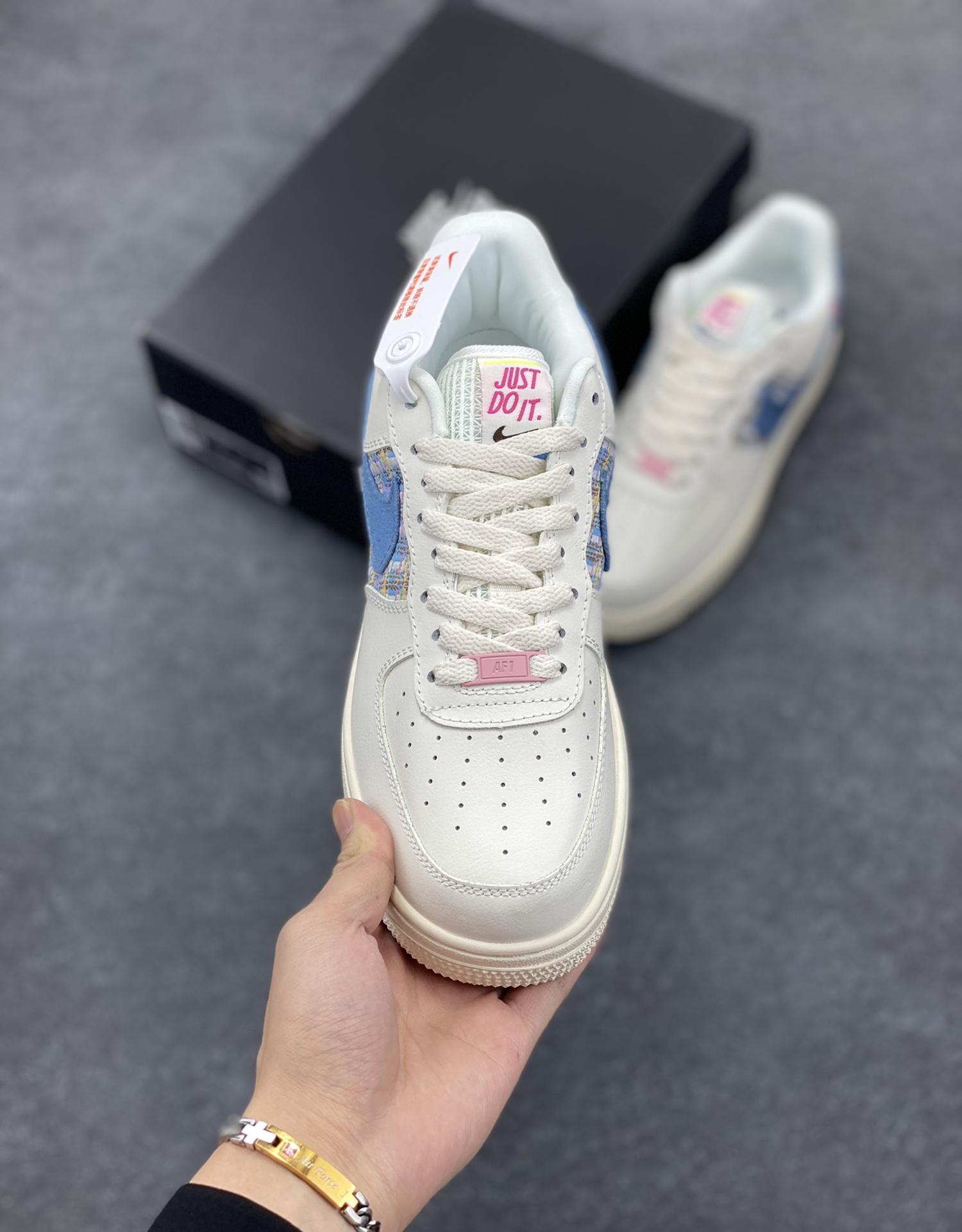 图片[2]-福利特价 Nike Air Force 1 Low 小香风米白牛仔蓝勾 空军一号低帮运动休闲板鞋 原楦头原纸板 打造纯正空军版型#专注外贸渠道 全掌内置蜂窝气垫 #原盒配件 原厂中底钢印、拉帮完美 货号：FJ7740-141 尺码：36 36.5 37.5 38 38.5 39 40 40.5 41 42 42.5 43 44 44.5 45-选品中心