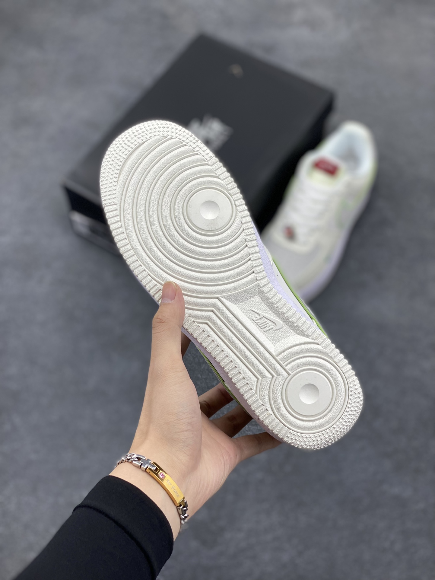 图片[5]-福利特价 Nike Air Force 1 空军一号 休闲板鞋 龙年 原楦头原纸板 打造纯正空军版型#专注外贸渠道 #原盒配件 原厂中底钢印、拉帮完美 货号：FZ5052-131 尺码：36 36.5 37.5 38 38.5 39 40 40.5 41 42 42.5 43 44 44.5 45-选品中心