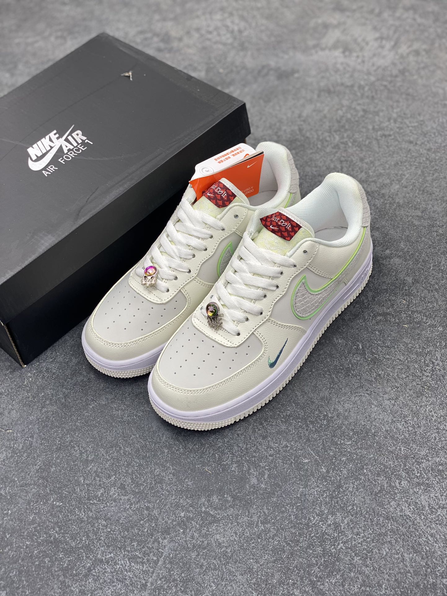 图片[8]-福利特价 Nike Air Force 1 空军一号 休闲板鞋 龙年 原楦头原纸板 打造纯正空军版型#专注外贸渠道 #原盒配件 原厂中底钢印、拉帮完美 货号：FZ5052-131 尺码：36 36.5 37.5 38 38.5 39 40 40.5 41 42 42.5 43 44 44.5 45-选品中心