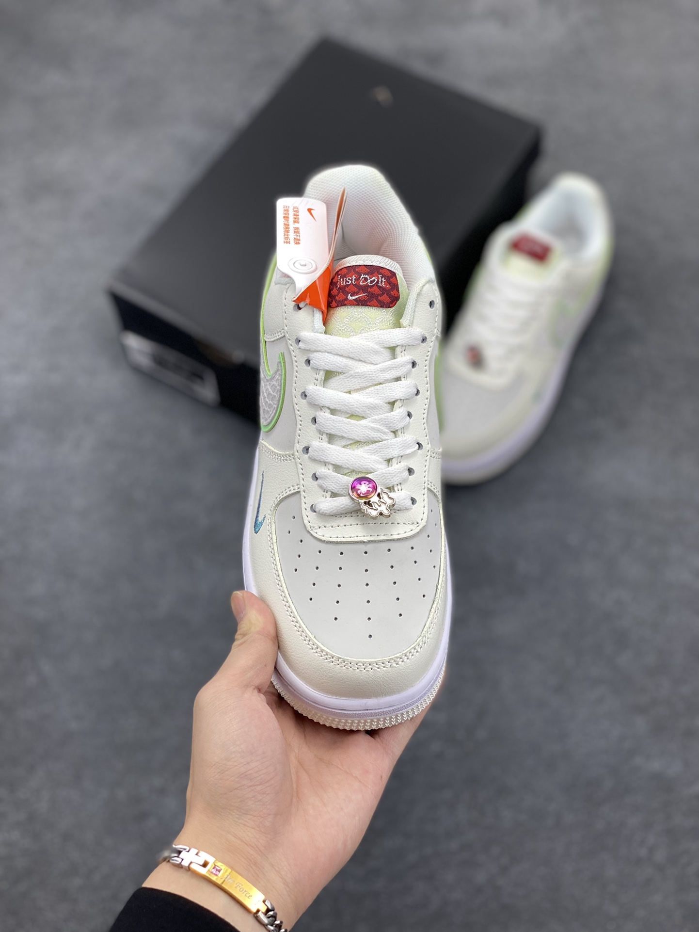图片[2]-福利特价 Nike Air Force 1 空军一号 休闲板鞋 龙年 原楦头原纸板 打造纯正空军版型#专注外贸渠道 #原盒配件 原厂中底钢印、拉帮完美 货号：FZ5052-131 尺码：36 36.5 37.5 38 38.5 39 40 40.5 41 42 42.5 43 44 44.5 45-选品中心