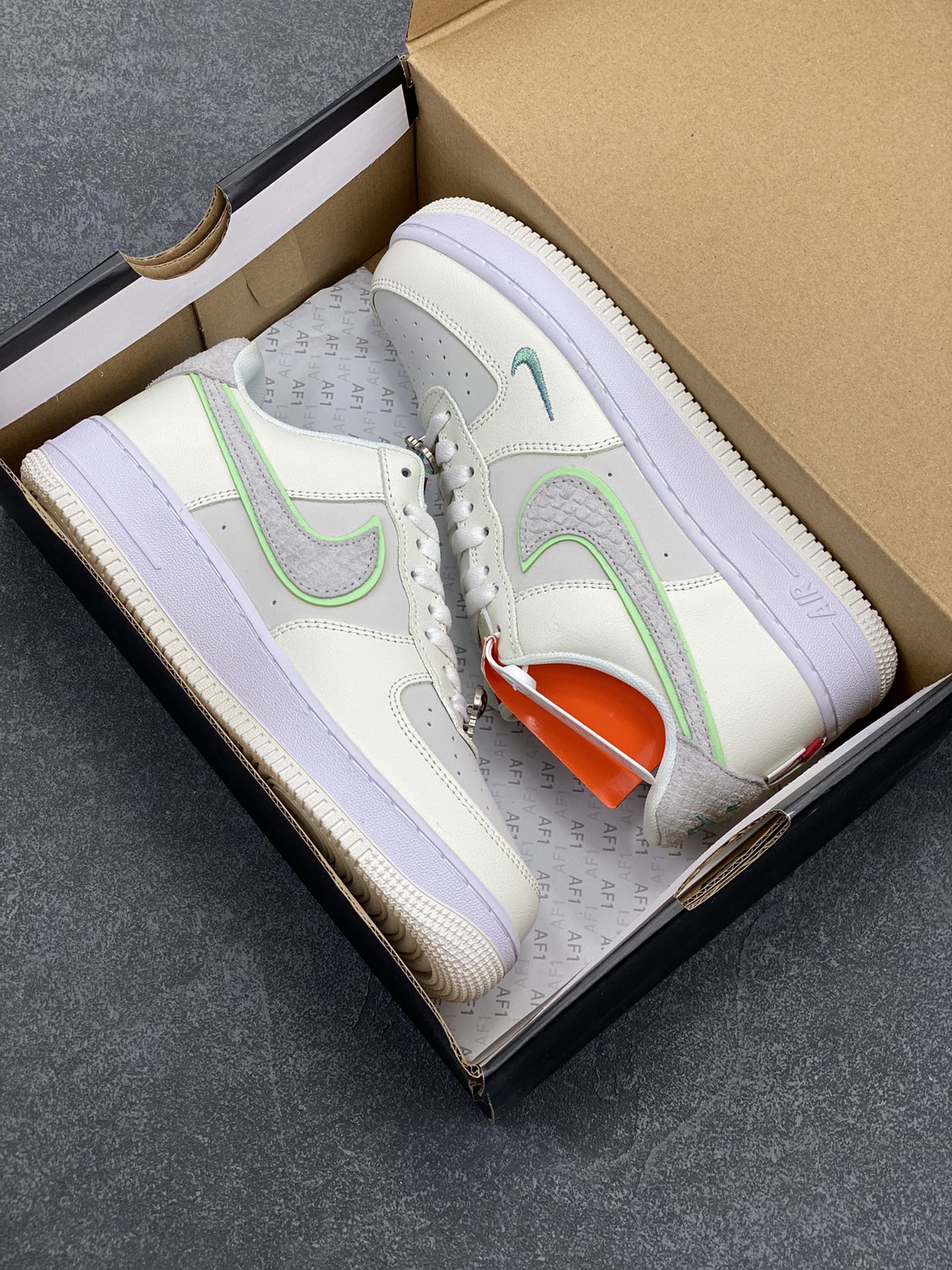 图片[9]-福利特价 Nike Air Force 1 空军一号 休闲板鞋 龙年 原楦头原纸板 打造纯正空军版型#专注外贸渠道 #原盒配件 原厂中底钢印、拉帮完美 货号：FZ5052-131 尺码：36 36.5 37.5 38 38.5 39 40 40.5 41 42 42.5 43 44 44.5 45-选品中心