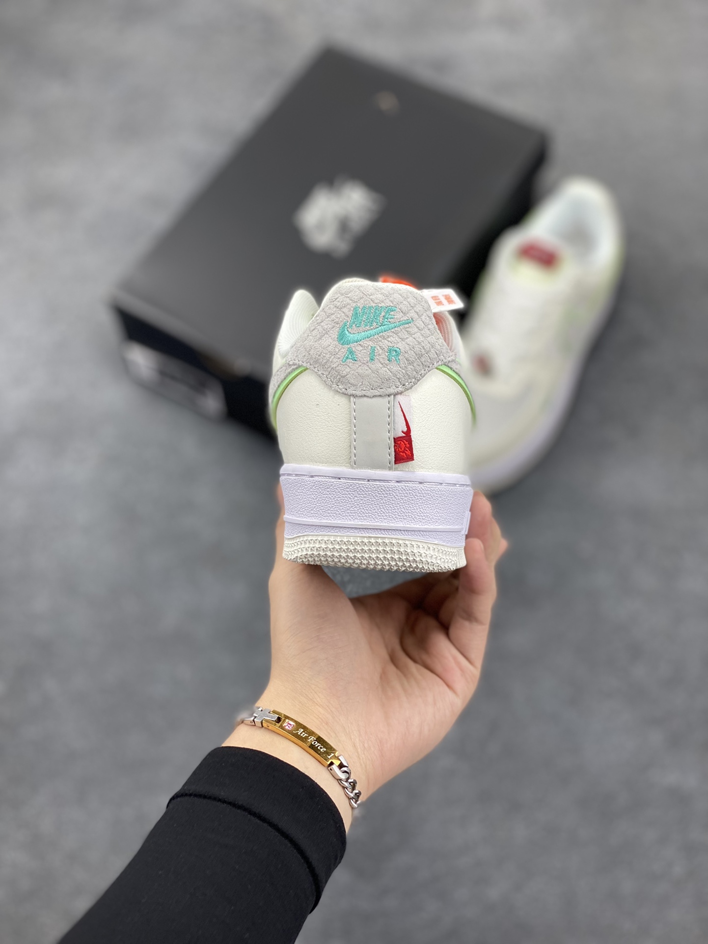 图片[4]-福利特价 Nike Air Force 1 空军一号 休闲板鞋 龙年 原楦头原纸板 打造纯正空军版型#专注外贸渠道 #原盒配件 原厂中底钢印、拉帮完美 货号：FZ5052-131 尺码：36 36.5 37.5 38 38.5 39 40 40.5 41 42 42.5 43 44 44.5 45-选品中心