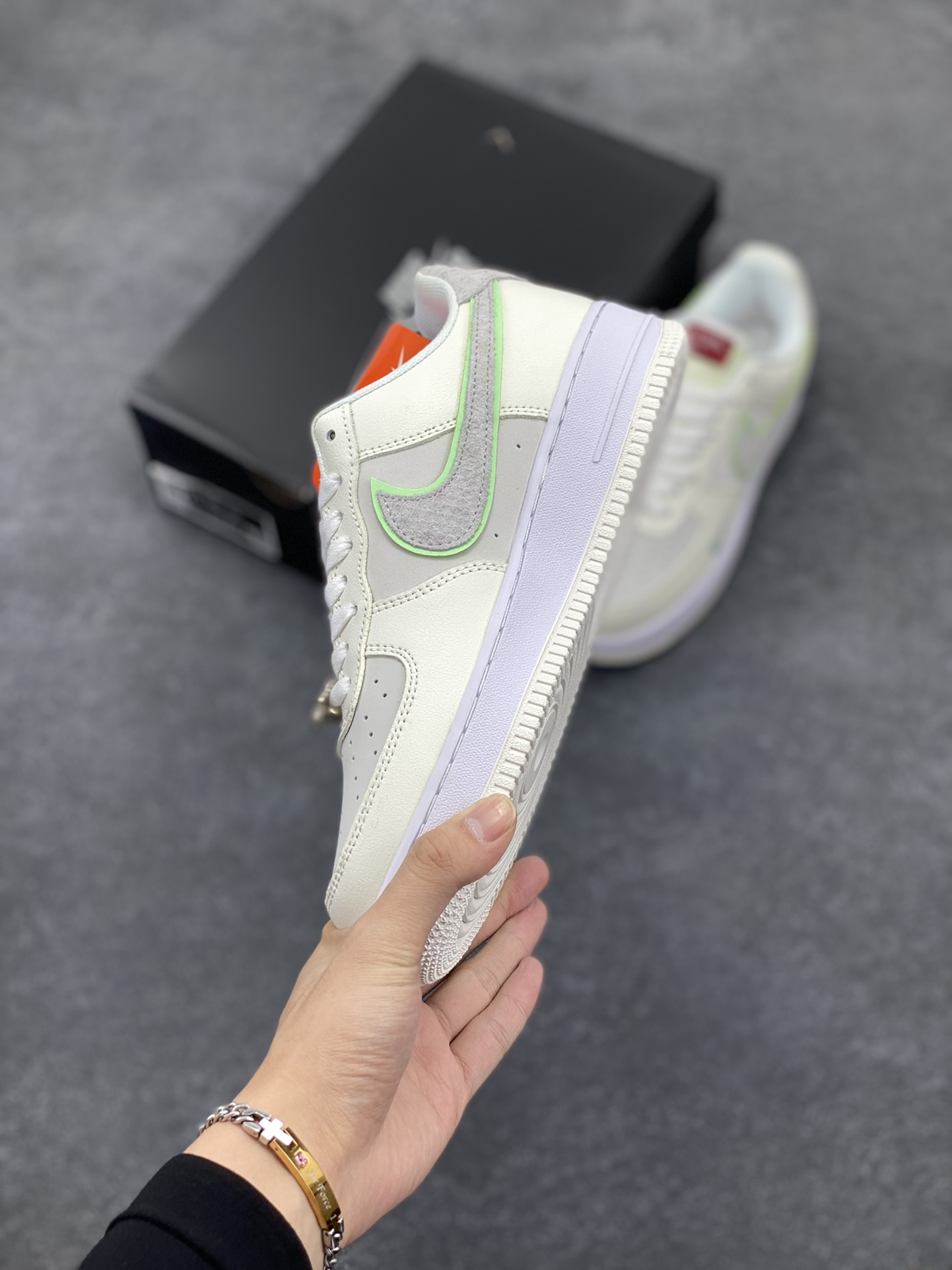 图片[3]-福利特价 Nike Air Force 1 空军一号 休闲板鞋 龙年 原楦头原纸板 打造纯正空军版型#专注外贸渠道 #原盒配件 原厂中底钢印、拉帮完美 货号：FZ5052-131 尺码：36 36.5 37.5 38 38.5 39 40 40.5 41 42 42.5 43 44 44.5 45-选品中心