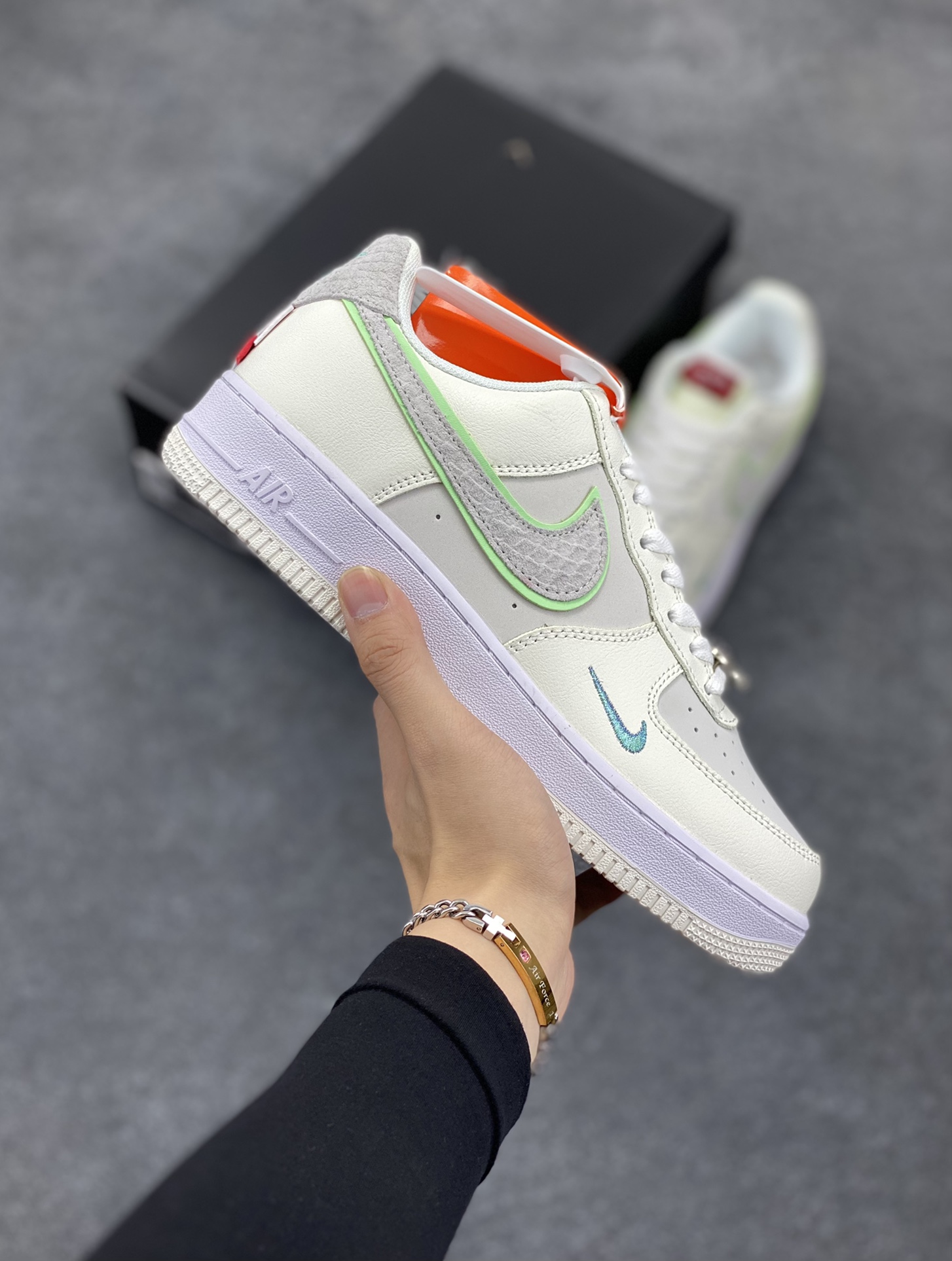 福利特价 Nike Air Force 1 空军一号 休闲板鞋 龙年 原楦头原纸板 打造纯正空军版型#专注外贸渠道 #原盒配件 原厂中底钢印、拉帮完美 货号：FZ5052-131 尺码：36 36.5 37.5 38 38.5 39 40 40.5 41 42 42.5 43 44 44.5 45-选品中心