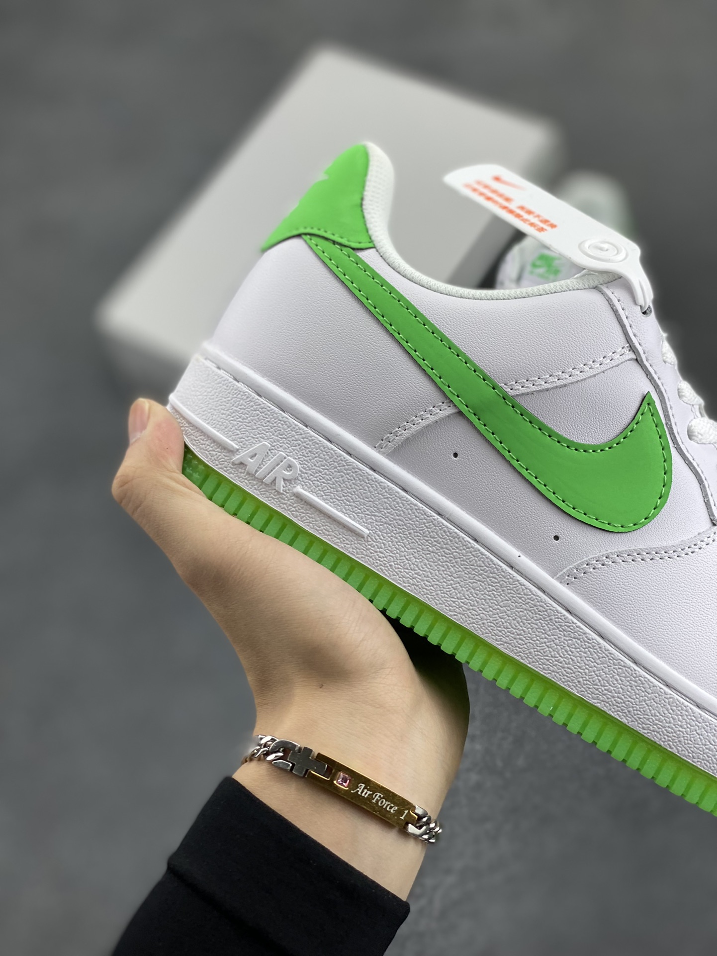 图片[6]-福利特价 Nike Air Force 1 Low 07 “白绿反光” 原楦头原纸板 打造纯正低帮空军版型 专注外贸渠道 全掌内置蜂窝气垫 原盒配件 原厂中底钢印、拉帮完美 货号：HF4864-094 尺码：36 36.5 37.5 38 38.5 39 40 40.5 41 42 42.5 43 44 44.5 45-选品中心