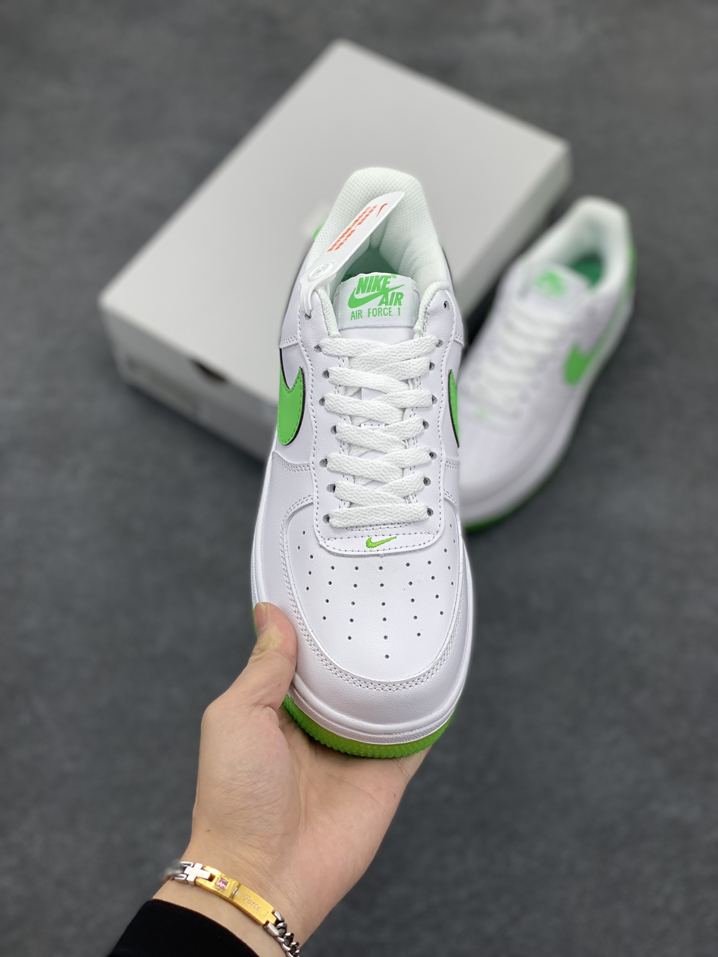 图片[2]-福利特价 Nike Air Force 1 Low 07 “白绿反光” 原楦头原纸板 打造纯正低帮空军版型 专注外贸渠道 全掌内置蜂窝气垫 原盒配件 原厂中底钢印、拉帮完美 货号：HF4864-094 尺码：36 36.5 37.5 38 38.5 39 40 40.5 41 42 42.5 43 44 44.5 45-选品中心