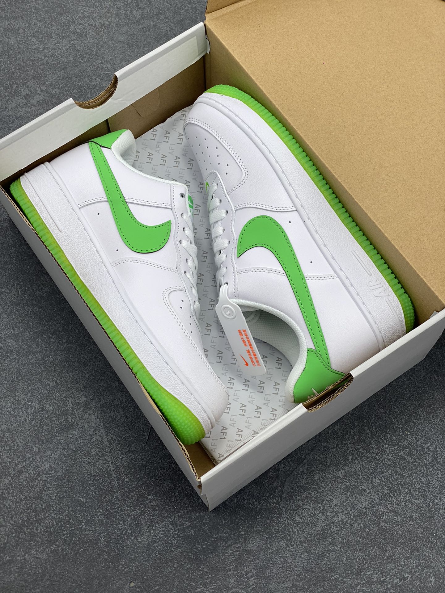 图片[9]-福利特价 Nike Air Force 1 Low 07 “白绿反光” 原楦头原纸板 打造纯正低帮空军版型 专注外贸渠道 全掌内置蜂窝气垫 原盒配件 原厂中底钢印、拉帮完美 货号：HF4864-094 尺码：36 36.5 37.5 38 38.5 39 40 40.5 41 42 42.5 43 44 44.5 45-选品中心