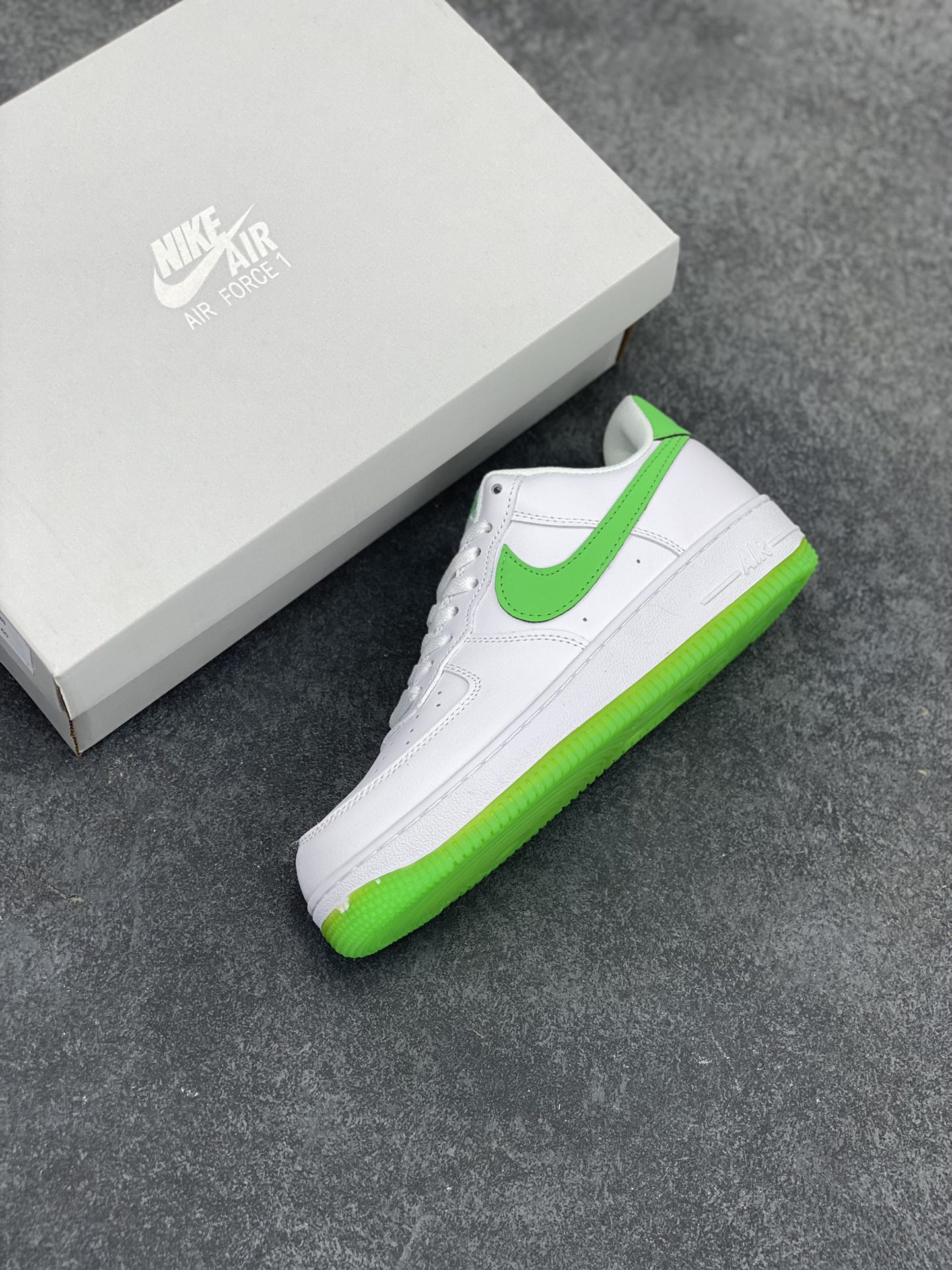图片[7]-福利特价 Nike Air Force 1 Low 07 “白绿反光” 原楦头原纸板 打造纯正低帮空军版型 专注外贸渠道 全掌内置蜂窝气垫 原盒配件 原厂中底钢印、拉帮完美 货号：HF4864-094 尺码：36 36.5 37.5 38 38.5 39 40 40.5 41 42 42.5 43 44 44.5 45-选品中心