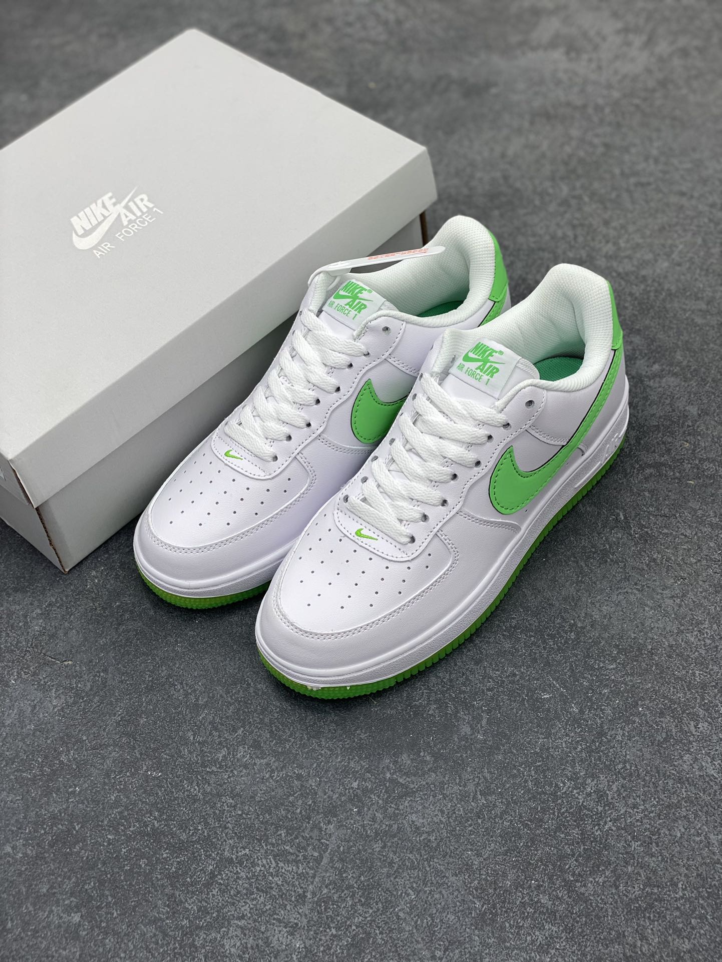 图片[8]-福利特价 Nike Air Force 1 Low 07 “白绿反光” 原楦头原纸板 打造纯正低帮空军版型 专注外贸渠道 全掌内置蜂窝气垫 原盒配件 原厂中底钢印、拉帮完美 货号：HF4864-094 尺码：36 36.5 37.5 38 38.5 39 40 40.5 41 42 42.5 43 44 44.5 45-选品中心