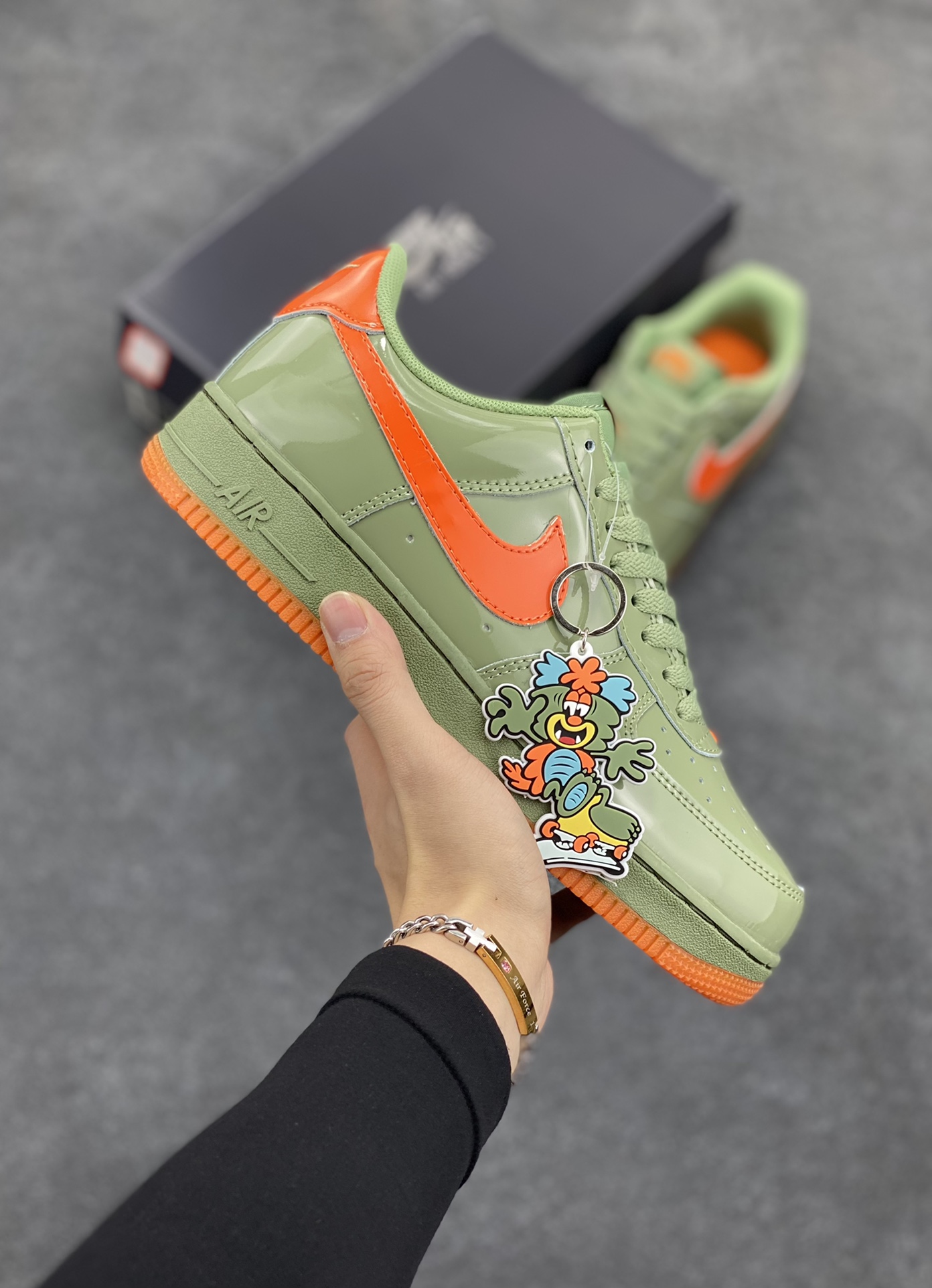 Nike Air Force 1 Low \’07 漆皮红绿 原楦头原纸板 打造纯正空军版型 #专注外贸渠道 全掌内置蜂窝气垫 #原盒配件 原厂中底钢印、拉帮完美 货号:HJ9118-386 尺码:36 36.5 37.5 38 38.5 39 40 40.5 41 42 42.5 43 44 44.5 45-选品中心