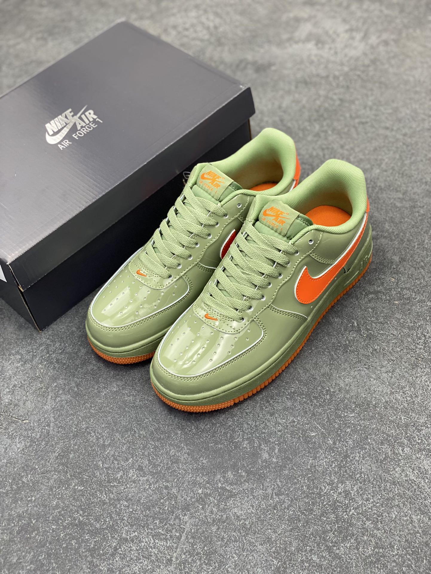 图片[8]-Nike Air Force 1 Low \’07 漆皮红绿 原楦头原纸板 打造纯正空军版型 #专注外贸渠道 全掌内置蜂窝气垫 #原盒配件 原厂中底钢印、拉帮完美 货号：HJ9118-386 尺码：36 36.5 37.5 38 38.5 39 40 40.5 41 42 42.5 43 44 44.5 45-选品中心