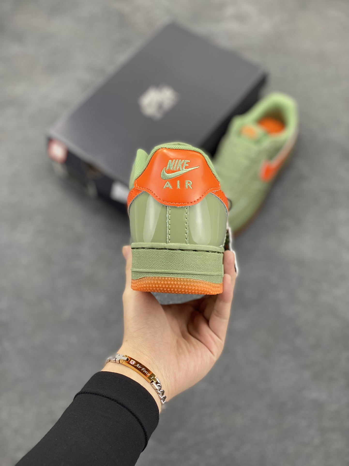 图片[4]-Nike Air Force 1 Low \’07 漆皮红绿 原楦头原纸板 打造纯正空军版型 #专注外贸渠道 全掌内置蜂窝气垫 #原盒配件 原厂中底钢印、拉帮完美 货号：HJ9118-386 尺码：36 36.5 37.5 38 38.5 39 40 40.5 41 42 42.5 43 44 44.5 45-选品中心