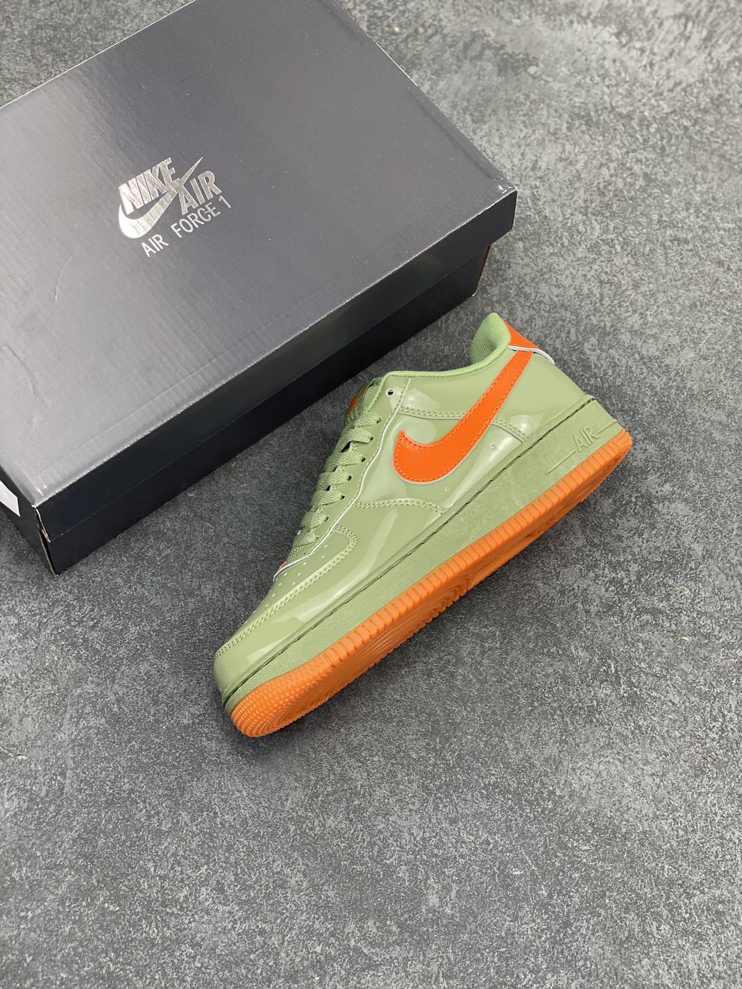 图片[7]-Nike Air Force 1 Low \’07 漆皮红绿 原楦头原纸板 打造纯正空军版型 #专注外贸渠道 全掌内置蜂窝气垫 #原盒配件 原厂中底钢印、拉帮完美 货号：HJ9118-386 尺码：36 36.5 37.5 38 38.5 39 40 40.5 41 42 42.5 43 44 44.5 45-选品中心