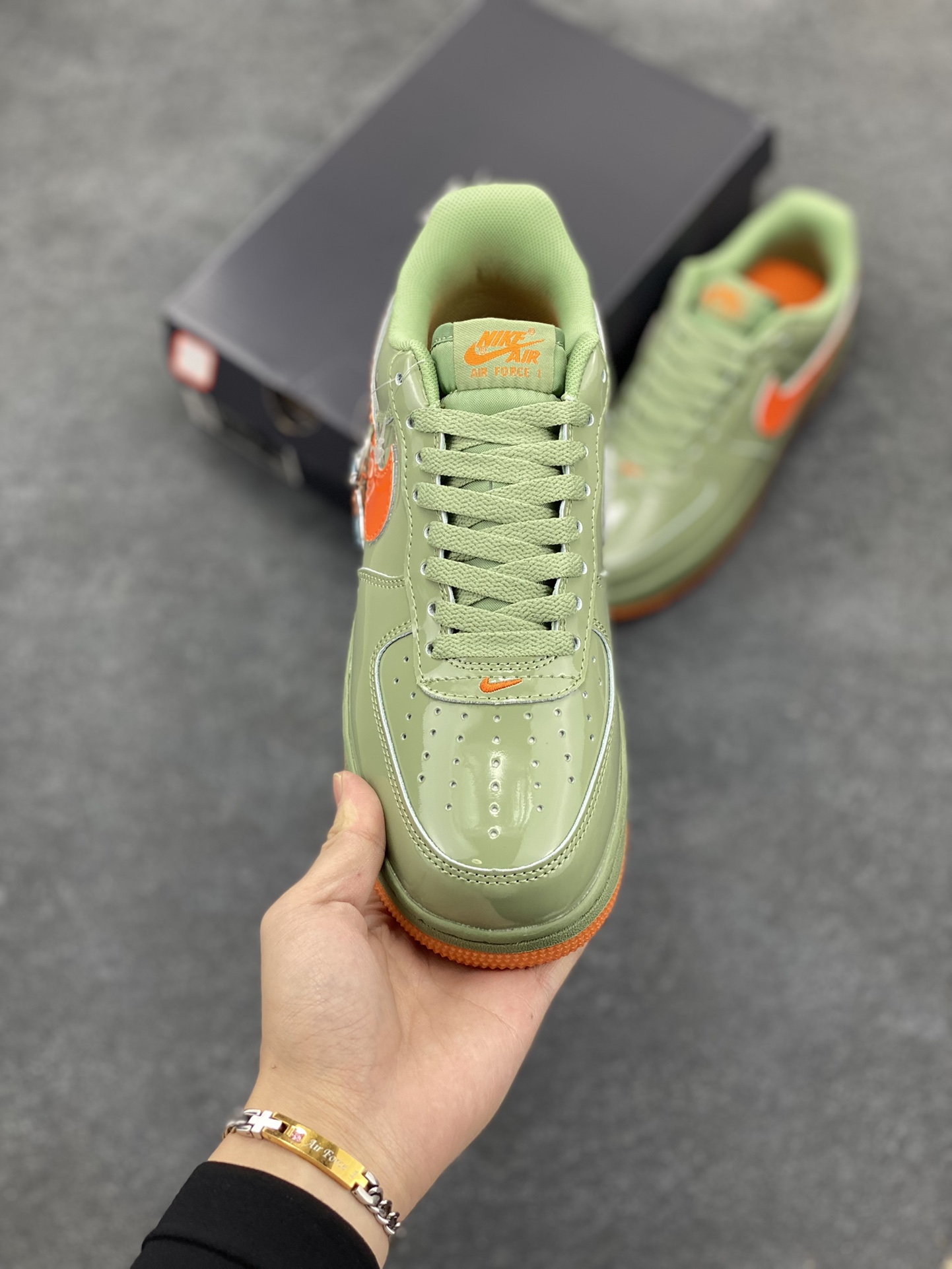 图片[2]-Nike Air Force 1 Low \’07 漆皮红绿 原楦头原纸板 打造纯正空军版型 #专注外贸渠道 全掌内置蜂窝气垫 #原盒配件 原厂中底钢印、拉帮完美 货号：HJ9118-386 尺码：36 36.5 37.5 38 38.5 39 40 40.5 41 42 42.5 43 44 44.5 45-选品中心