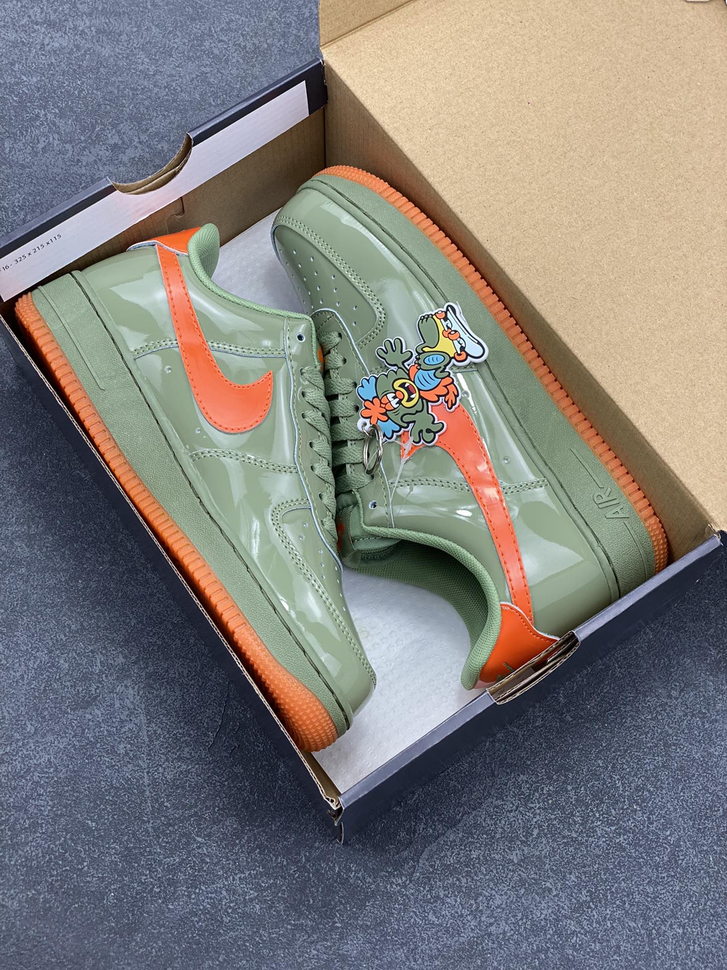 图片[9]-Nike Air Force 1 Low \’07 漆皮红绿 原楦头原纸板 打造纯正空军版型 #专注外贸渠道 全掌内置蜂窝气垫 #原盒配件 原厂中底钢印、拉帮完美 货号：HJ9118-386 尺码：36 36.5 37.5 38 38.5 39 40 40.5 41 42 42.5 43 44 44.5 45-选品中心